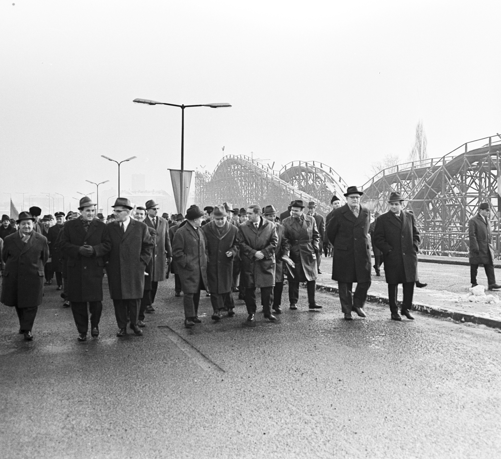 Hungary, Budapest XIV., a Hungária körút - Róbert Károly körút közötti felüljáró átadási ünnepségének résztvevői, balról a harmadik Sarlós István a Fővárosi Tanács VB elnöke. Háttérben a Hullámvasút a Vidámparkban., 1969, FŐMTERV, Budapest, Fortepan #252686