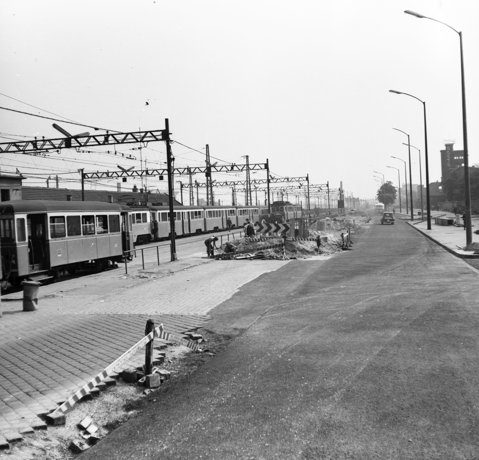 Hungary, Budapest VIII., Kerepesi út, HÉV végállomás a Keleti pályaudvar mellett, jobbra az Ügetőpálya tribünje és tornya látható., 1969, FŐMTERV, commuter train, Budapest, Fortepan #252688