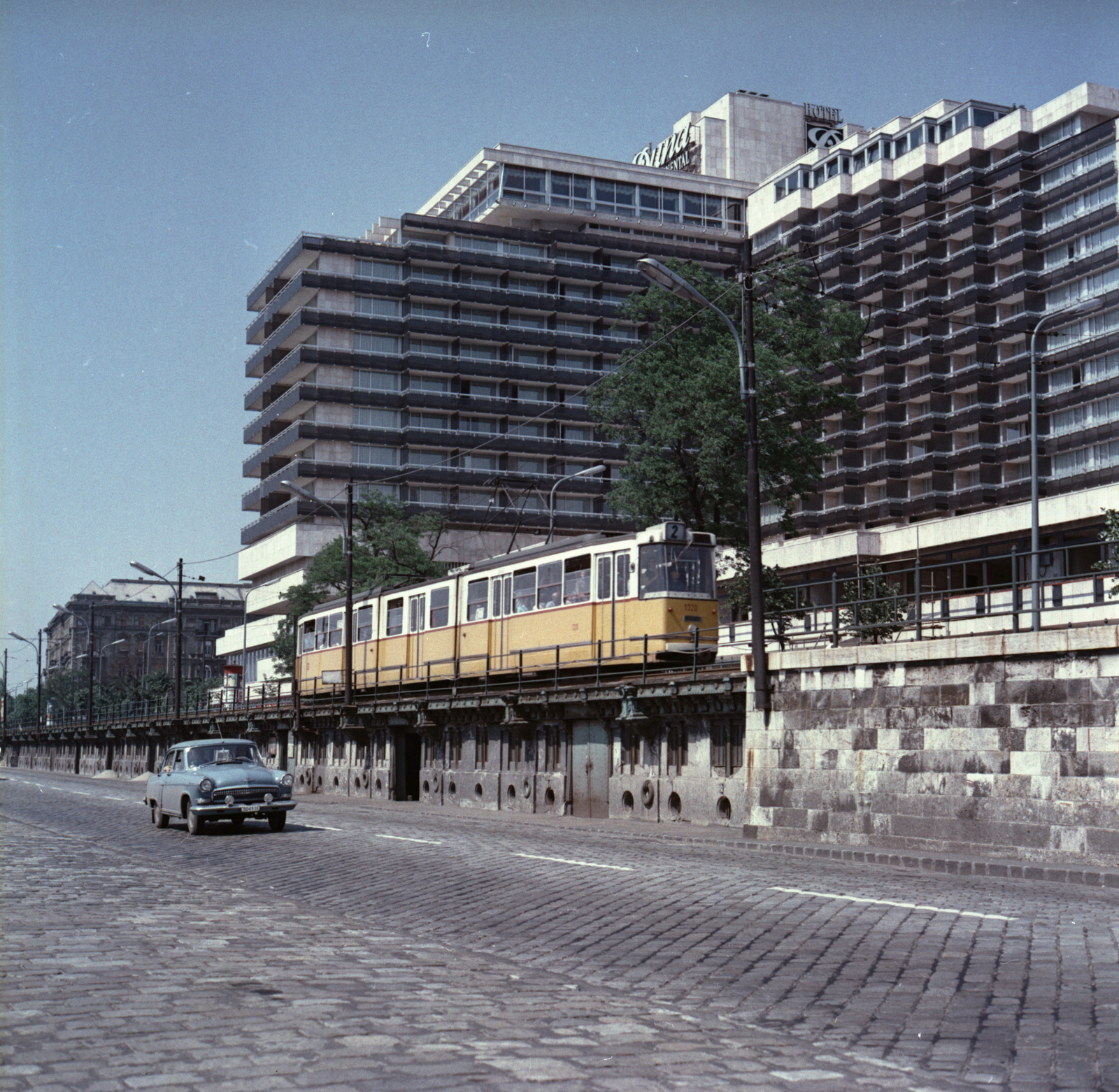 Hungary, Budapest V., pesti alsó rakpart, háttérben a Hotel Duna Intercontinental., 1970, FŐMTERV, Budapest, Fortepan #252694