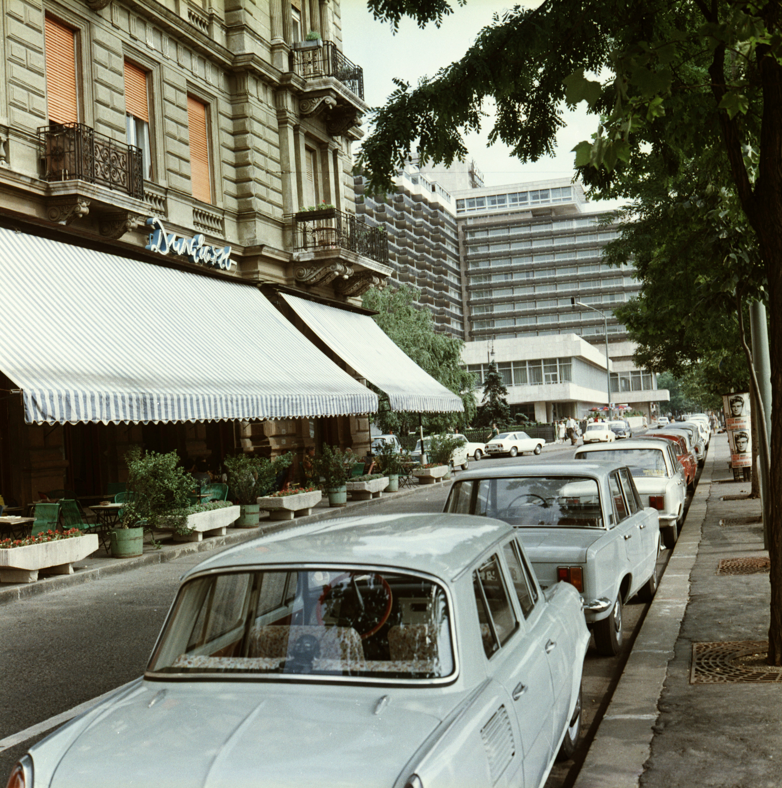 Hungary, Budapest V., Dunakorzó a Vigadó tér felé nézve, balra a Thonet-udvar, távolabb a Hotel Duna Intercontinental., 1970, FŐMTERV, Budapest, Fortepan #252695