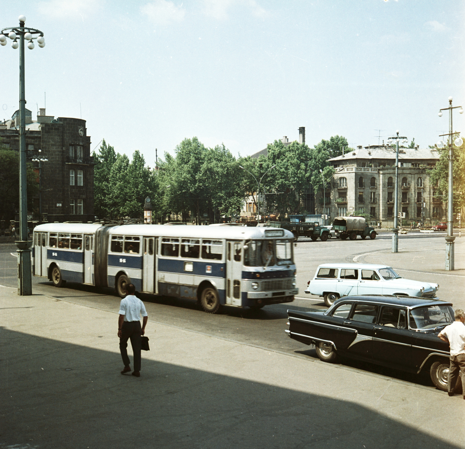 Magyarország, Budapest XIV.,Budapest VI., a Hősök tere a Műcsarnok előtt, háttérben az Andrássy út (Népköztársaság útja) torkolata., 1970, FŐMTERV, Domonkos Endre, Budapest, Fortepan #252698