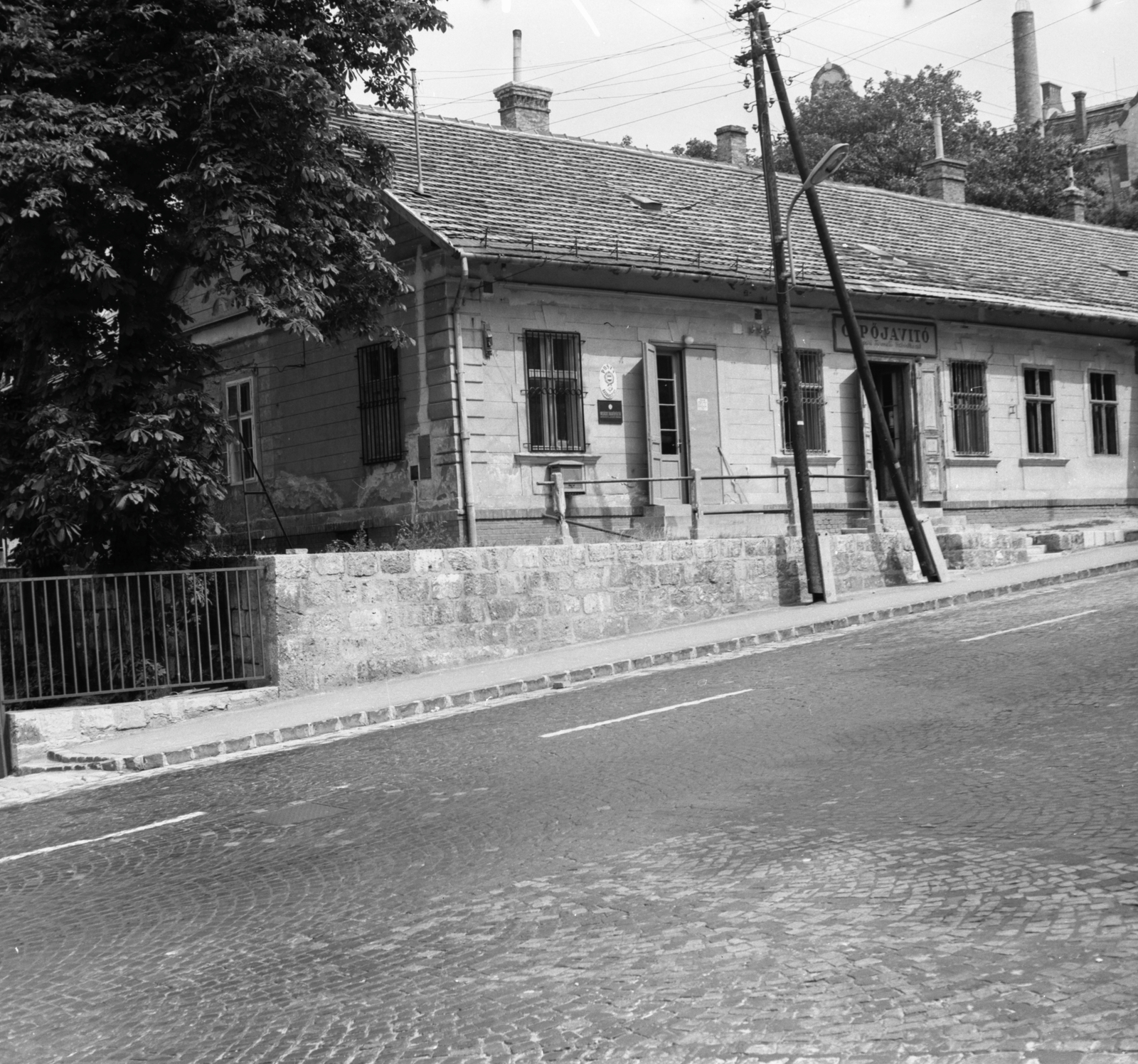 Magyarország, Budapest XII., Költő utca 8., háttérben a Diana utcai Általános Iskola., 1970, FŐMTERV, Domonkos Endre, Budapest, Fortepan #252711