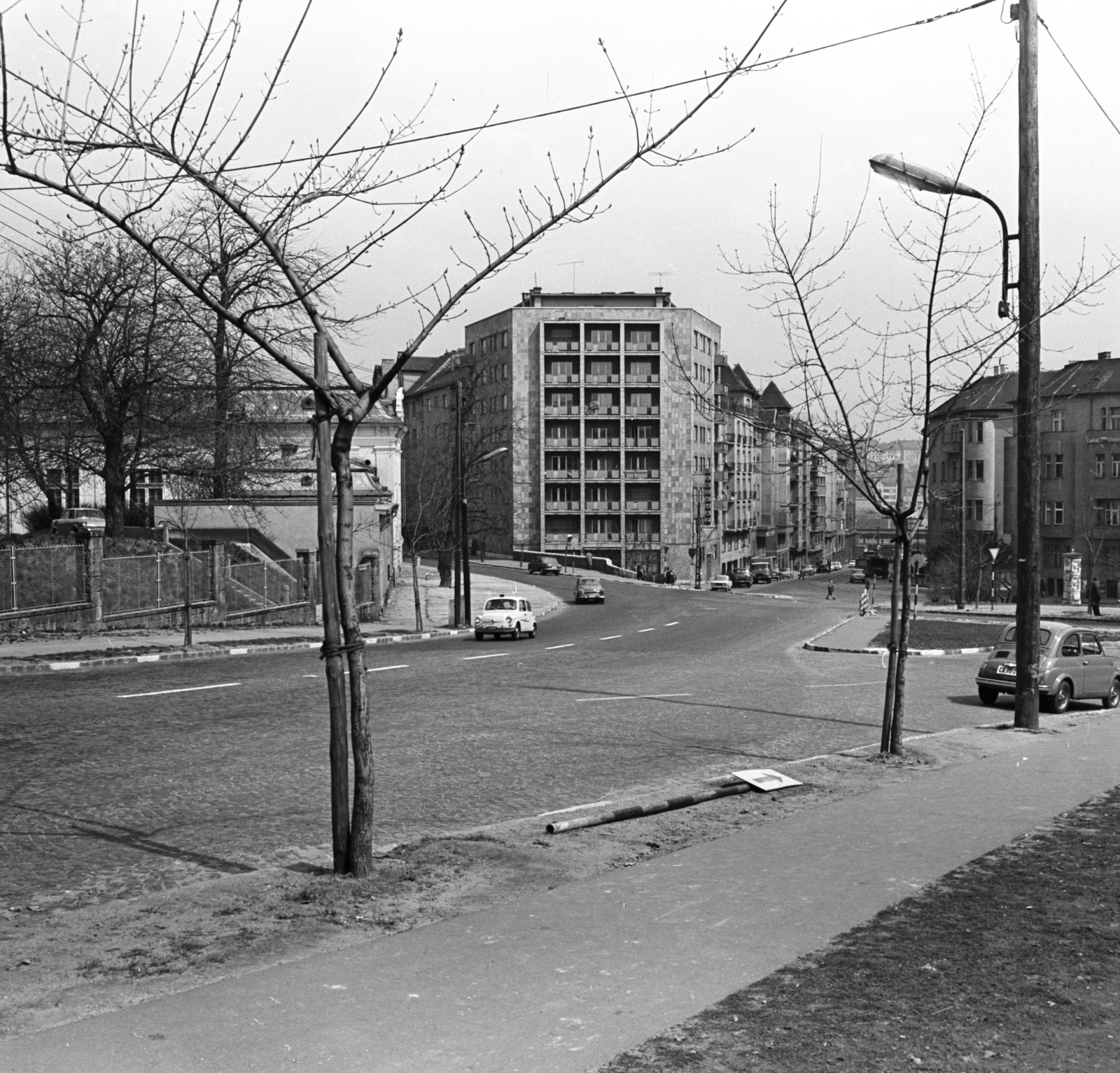 Hungary, Budapest XII., Istenhegyi út a Németvölgyi út közelében. Balra a Kék Golyó utca, szemben a Nagyenyed utca, jobbra a Böszörményi út sarkán álló ház látszik., 1970, FŐMTERV, Budapest, Fortepan #252722