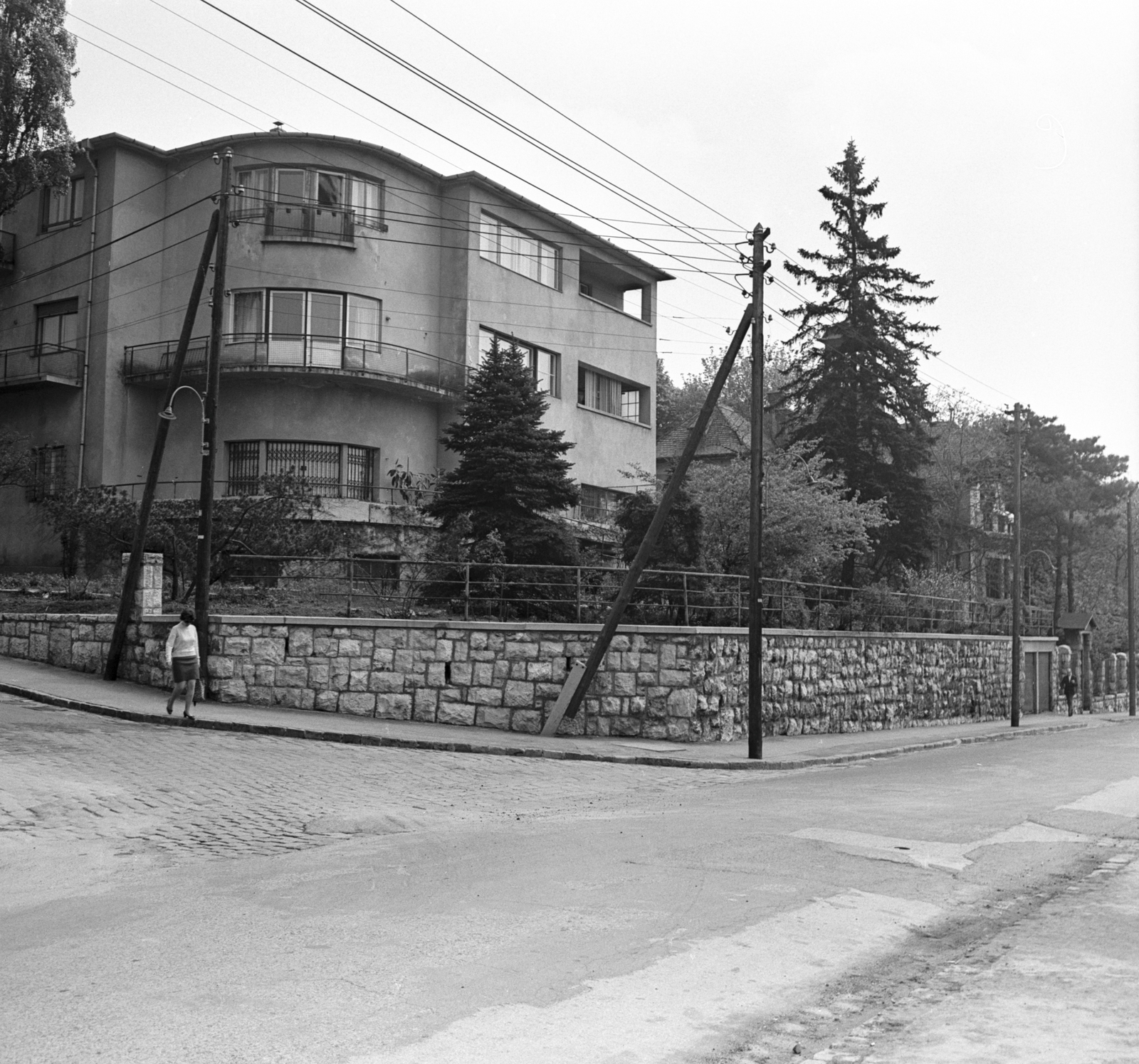 Hungary, Budapest II., a Lórántffy Zsuzsanna utca 1. számú villa, balra a Trombitás út., 1970, FŐMTERV, Budapest, Fortepan #252735