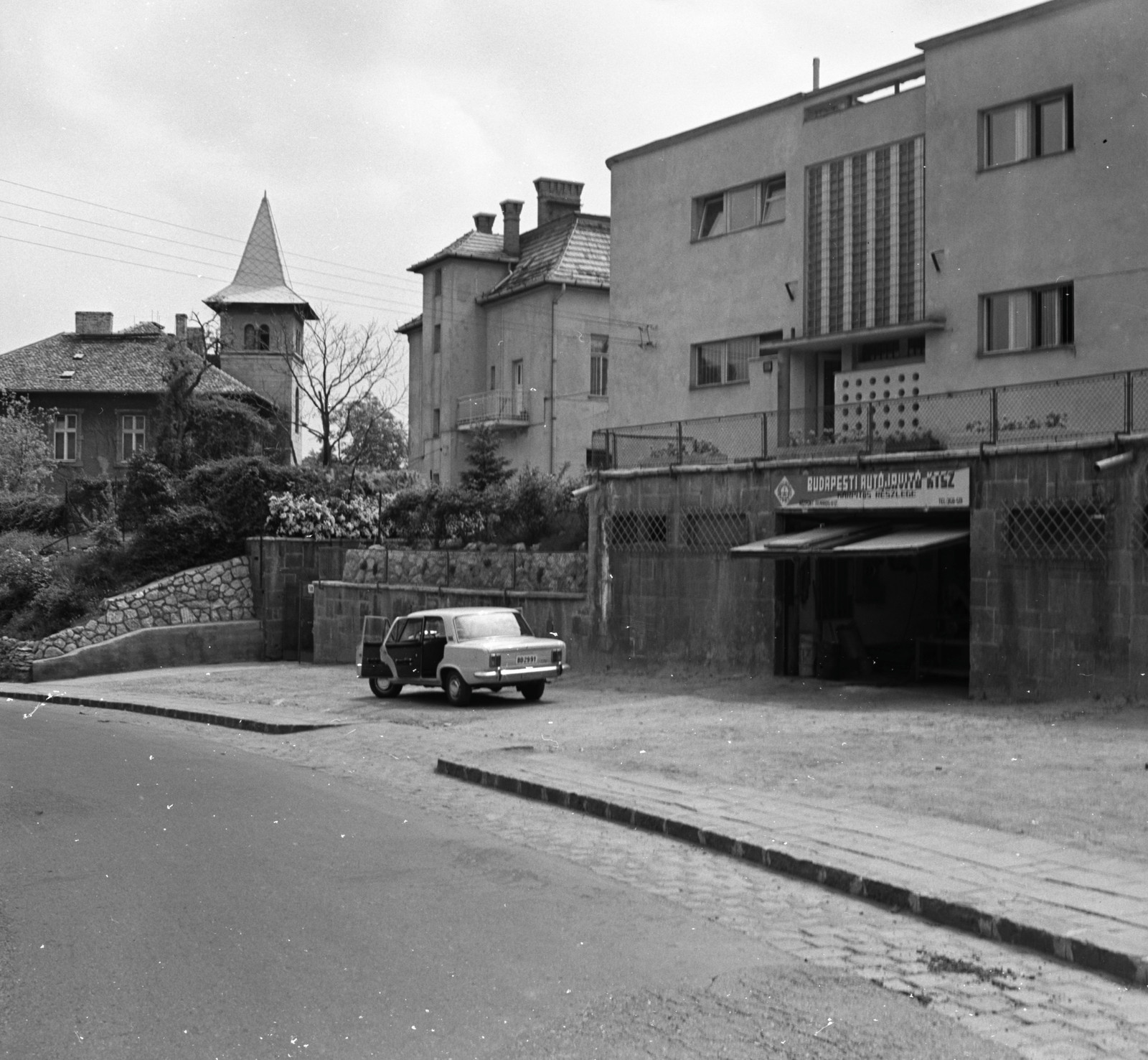 Magyarország, Budapest II., Bimbó út, jobbra az 58. számú ház aljában a Budapesti Autójavító KTSz. kárpitos részlege., 1970, FŐMTERV, Domonkos Endre, Budapest, Fortepan #252744