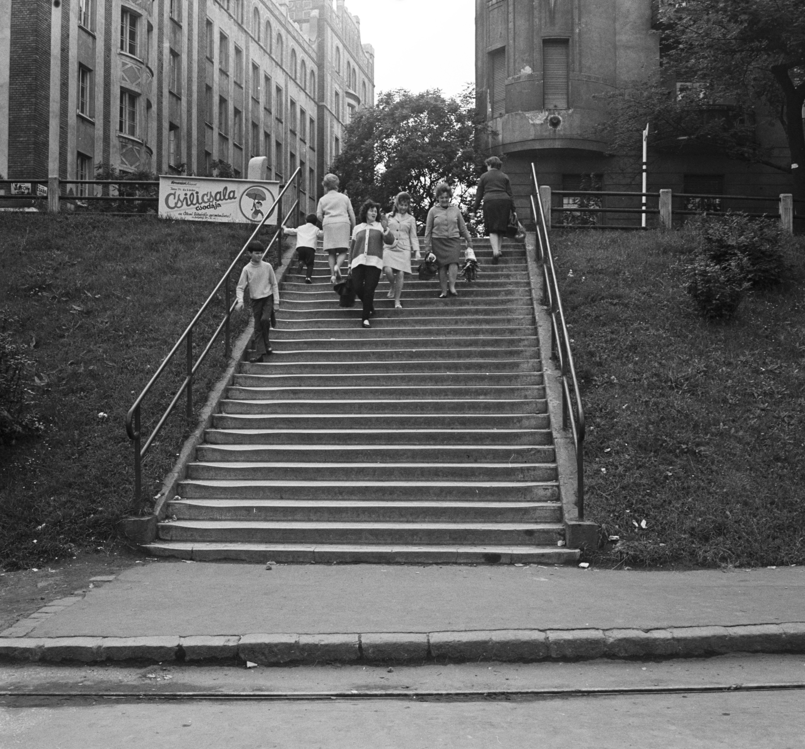 Magyarország, Budapest II.,Budapest XII., Széll Kálmán (Moszkva) tér, a Várfok utcához vezető lépcső, balra a Postapalota., 1970, FŐMTERV, Domonkos Endre, Budapest, Fortepan #252748