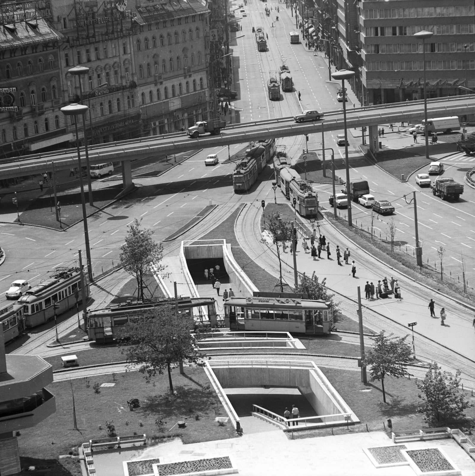 Hungary, Budapest VII.,Budapest VIII., kilátás a Keleti pályaudvar épületéről a Baross tér, a Fiumei (Mező Imre) út - Rottenbiller utca közötti felüljáró és a Rákóczi út felé., 1970, FŐMTERV, Budapest, Fortepan #252756