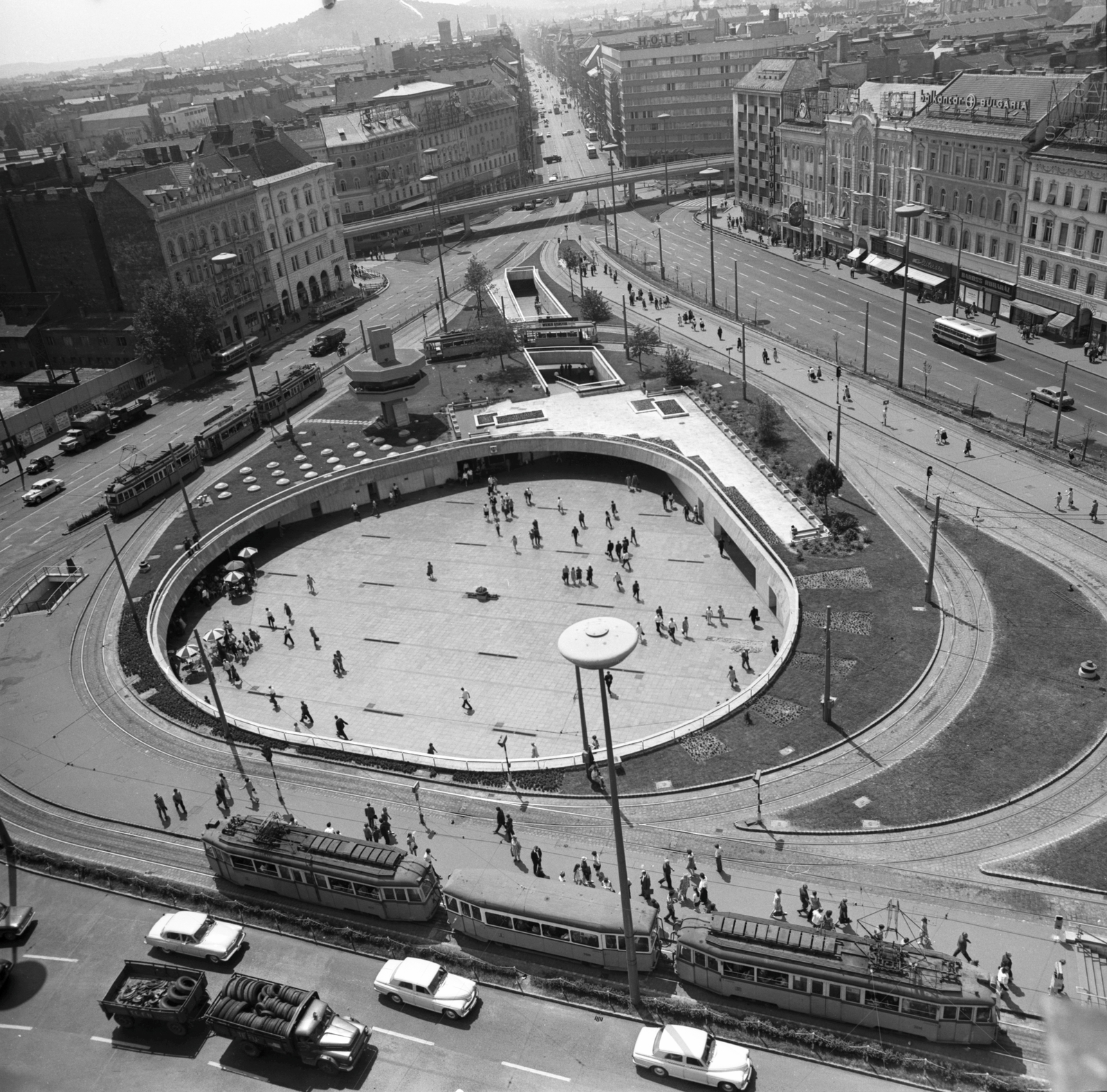 Hungary, Budapest VII.,Budapest VIII., kilátás a Keleti pályaudvar épületéről a Baross tér, a Fiumei (Mező Imre) út - Rottenbiller utca közötti felüljáró és a Rákóczi út felé., 1970, FŐMTERV, Budapest, Fortepan #252757