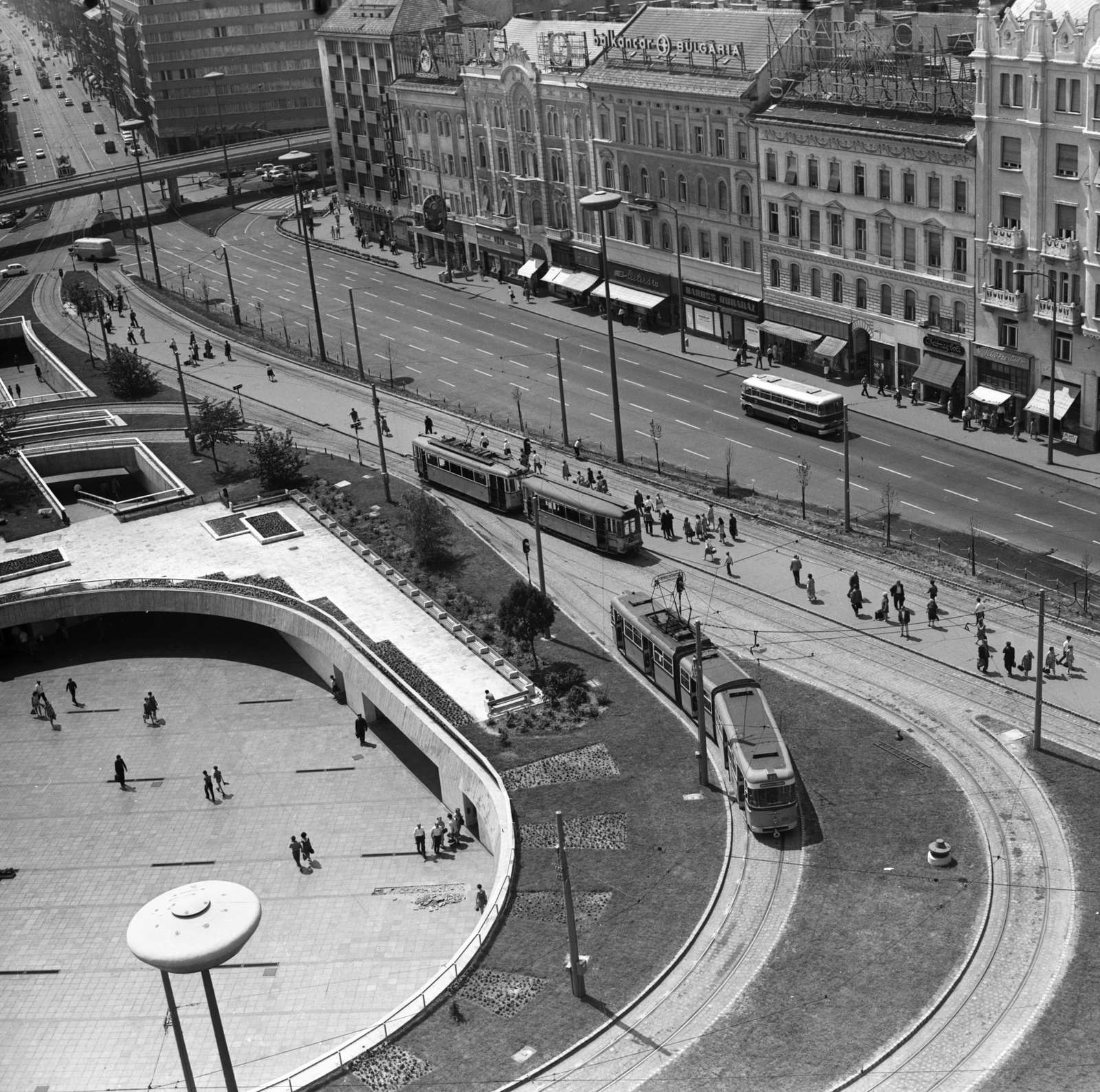 Hungary, Budapest VII.,Budapest VIII., kilátás a Keleti pályaudvar épületéről a Baross tér, a Fiumei (Mező Imre) út - Rottenbiller utca közötti felüljáró és a Rákóczi út felé., 1970, FŐMTERV, Budapest, Fortepan #252758