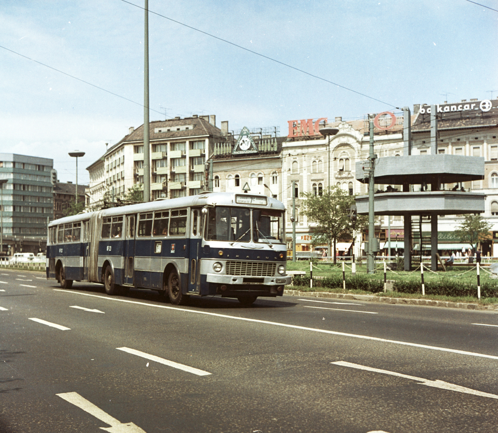 Magyarország, Budapest VII.,Budapest VIII., Baross tér, a BKV forgalomirányító tornya mögött Rottenbiller utca - Bethlen Gábor utca közötti házsor látható., 1970, FŐMTERV, Domonkos Endre, Budapest, Fortepan #252769