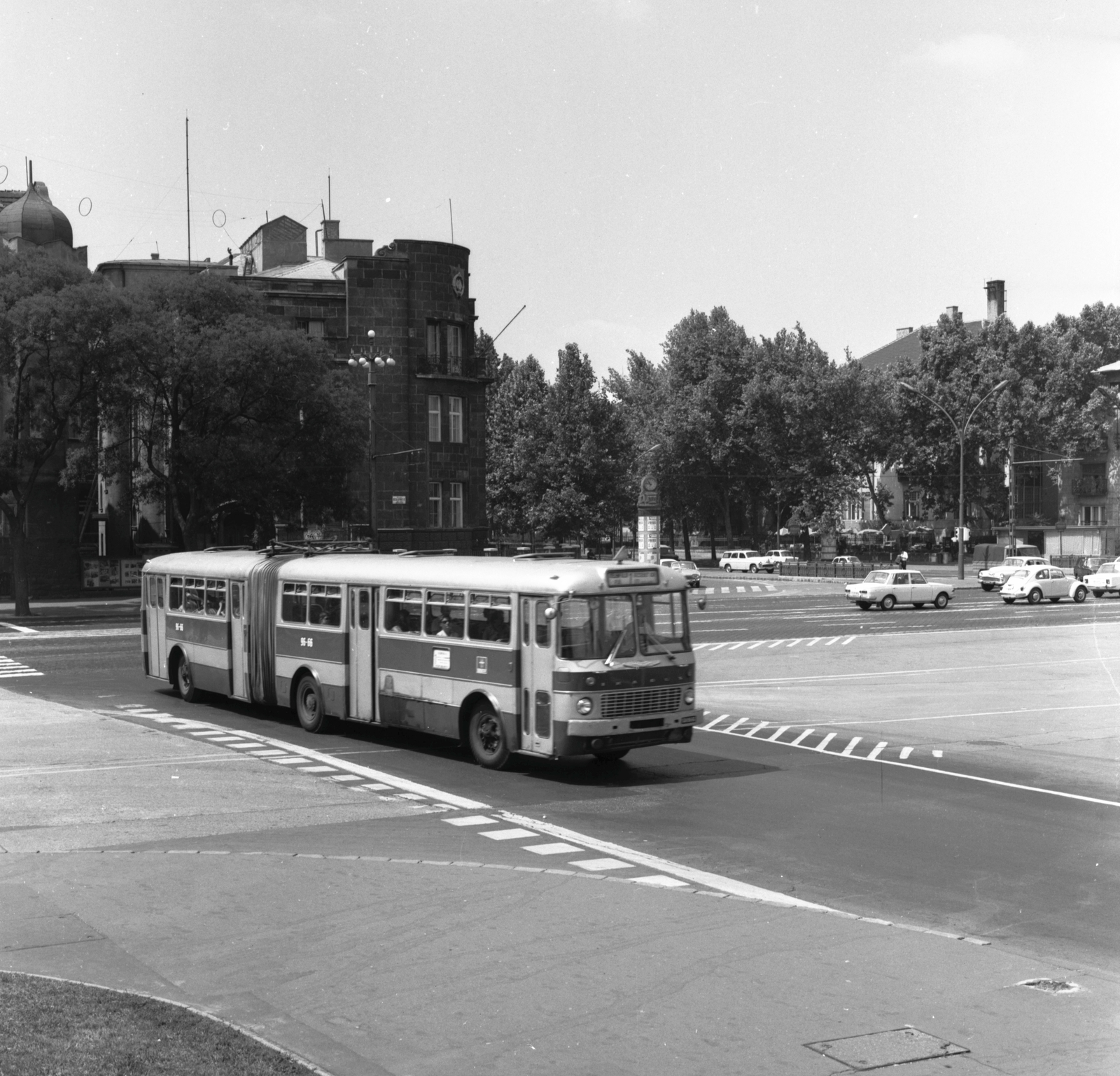 Hungary, Budapest VI.,Budapest XIV., Hősök tere a Műcsarnok előtt, jobbra a háttérben az Andrássy út (Népököztársaság útja) torkolata., 1970, FŐMTERV, Budapest, Fortepan #252778