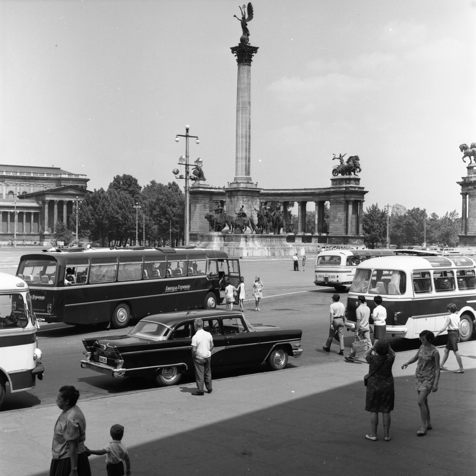 Hungary, Budapest XIV., Hősök tere, háttérben a Szépművészeti Múzeum és a Millenniumi emlékmű., 1970, FŐMTERV, Budapest, Fortepan #252779