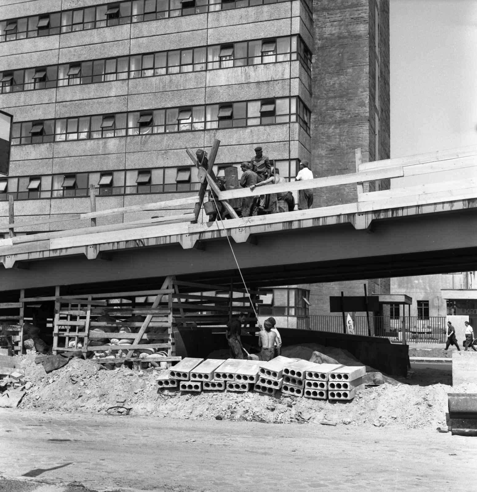 Hungary, Budapest XX., Helsinki (Dózsa György) út, felüljáró építése a HÉV vonal felett a Nagysándor József utcánál, háttérben a Kontakta Alkatrészgyár., 1970, FŐMTERV, Budapest, Fortepan #252783