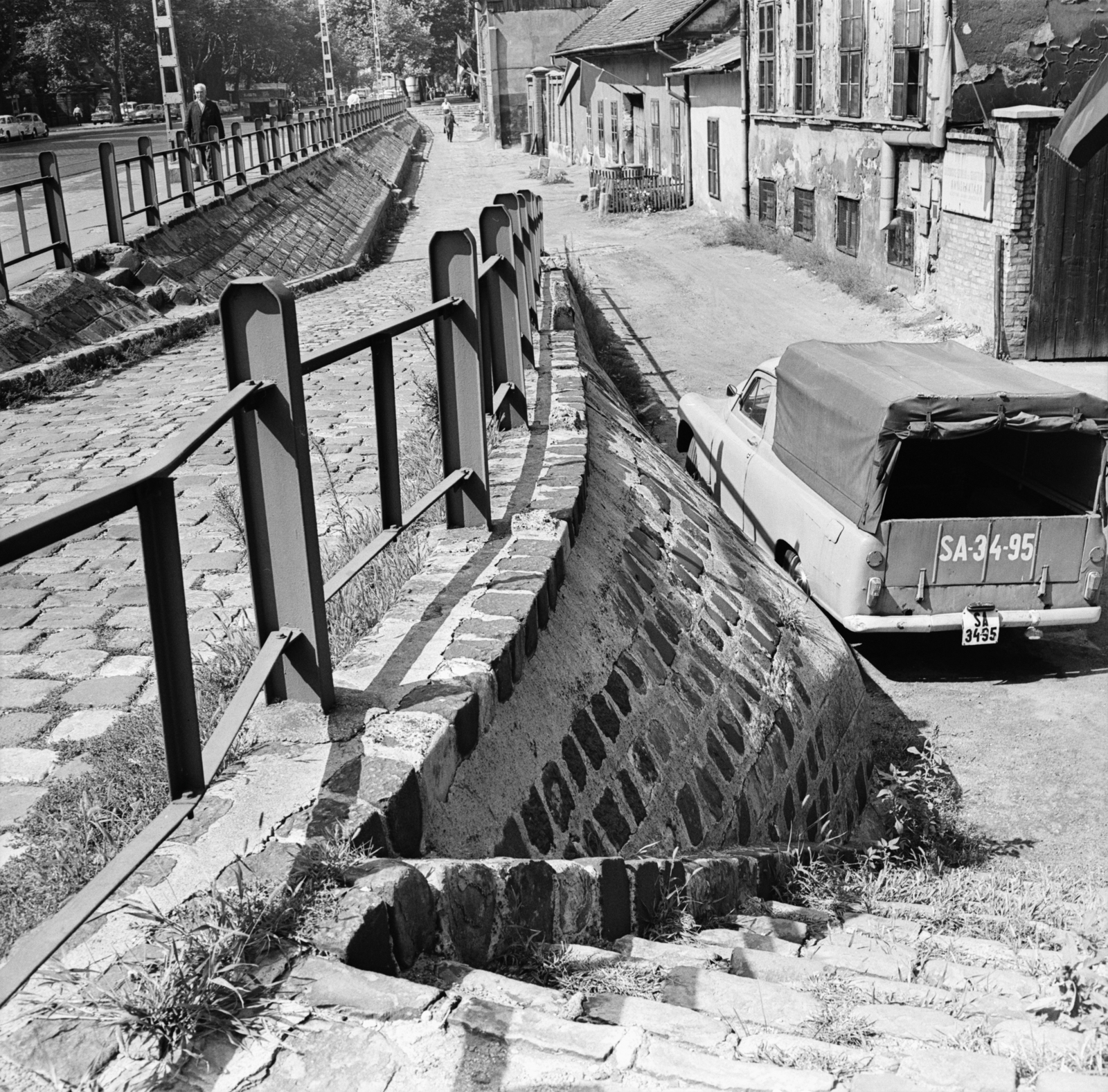 Magyarország, Budapest IX., a Haller utca (Hámán Kató út) Mester utca - Vaskapu utca közötti szakasza, 1970, FŐMTERV, Domonkos Endre, Budapest, FSO Warszawa, rendszám, Fortepan #252791