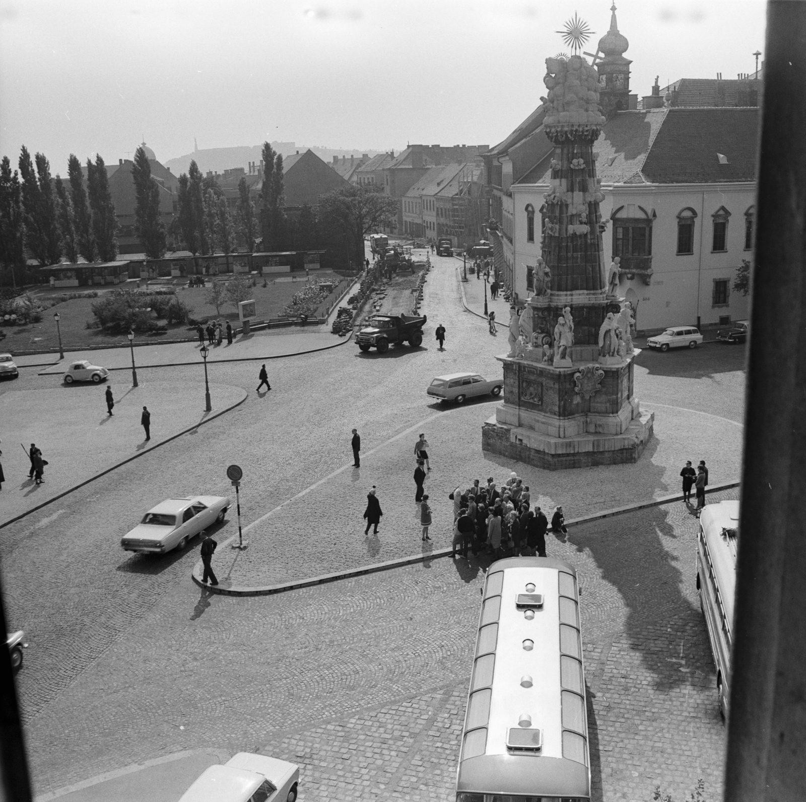 Hungary, Budapest I., Szentháromság tér, kilátás a BME Schönherz Zoltán Kollégiumából (az egykori Pénzügyminisztérium épületéből) a Szentháromság szobor és a Tárnok utca felé., 1970, FŐMTERV, Budapest, Fortepan #252815