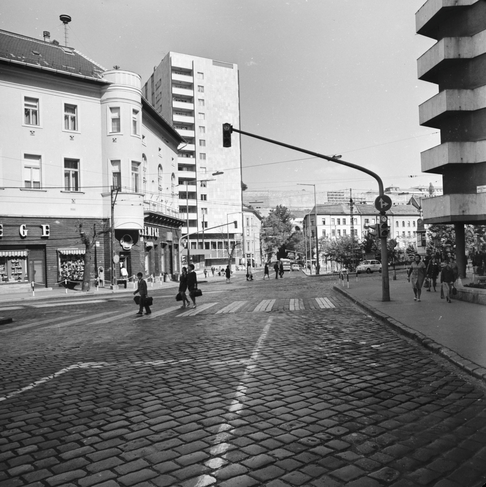 Magyarország, Budapest I., Krisztina tér az Alagút utca felé nézve, keresztben a Krisztina körút., 1970, FŐMTERV, Domonkos Endre, Budapest, gyalogátkelő, magasház, Csemege vállalat, Fortepan #252818