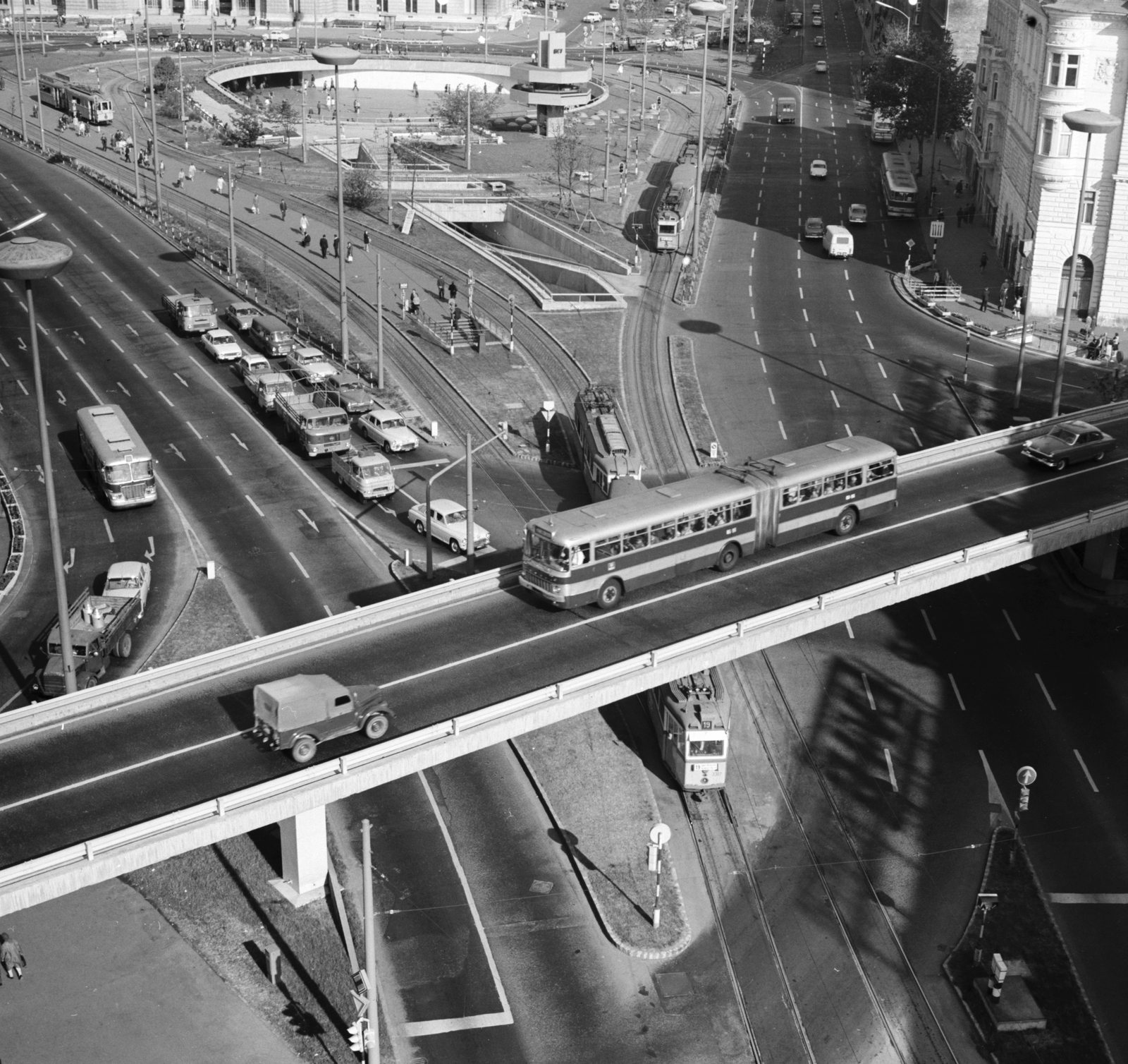 Hungary, Budapest VII.,Budapest VIII., kilátás a Rákóczi út felől a Baross tér felé, előtérben a Fiumei (Mező Imre) út - Rottenbiller utca közötti felüljáró., 1970, FŐMTERV, Budapest, Fortepan #252820