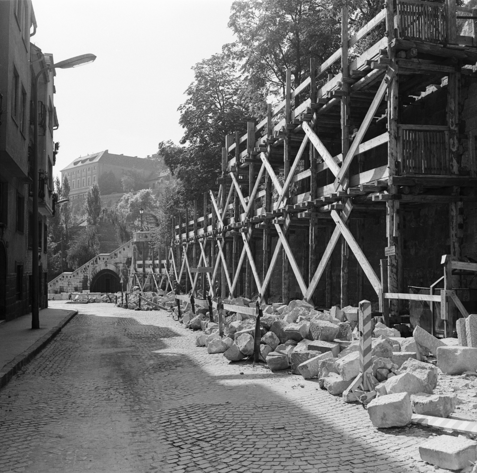 Magyarország, Budapest I., Hunyadi János út, támfalépítés. Szemben a Jezsuita lépcső és fent a budai Várban a Batthyány-palota., 1970, FŐMTERV, Domonkos Endre, Budapest, Fortepan #252825
