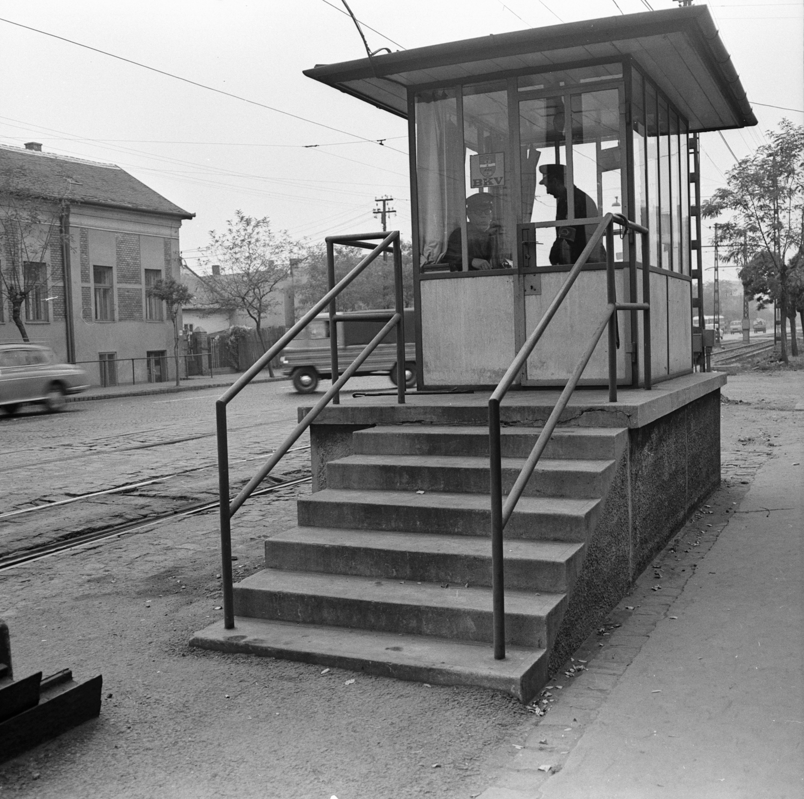 Hungary, Budapest XIX., Üllői út (Vörös Hadsereg útja) a Kispest kocsiszín közelében, váltókezelők fülkéje, jobbra az Áram utca torkolata., 1970, FŐMTERV, Budapest, Fortepan #252827