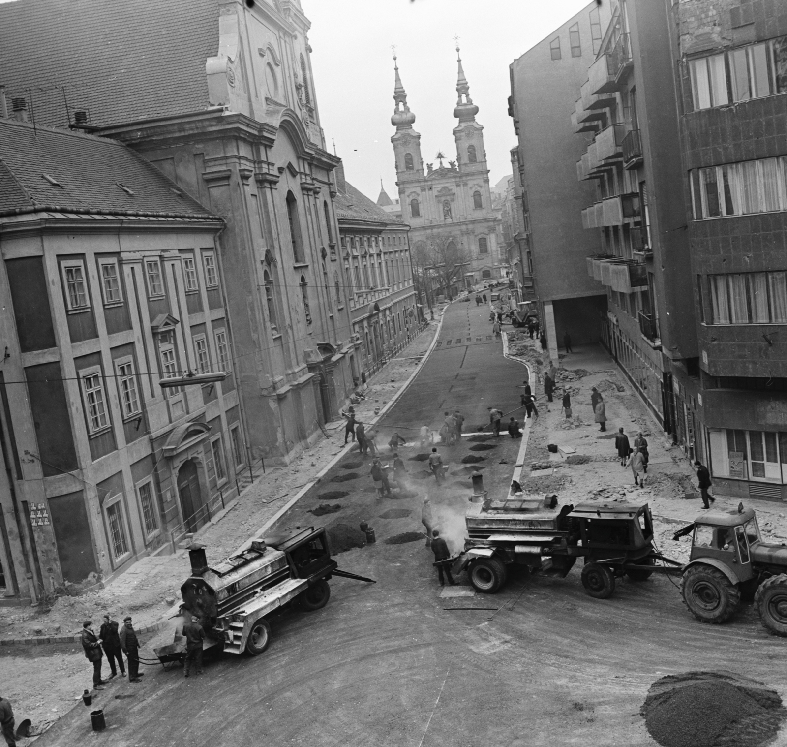 Hungary, Budapest I., a Fő utca Csalogány utca - Batthyány tér közötti szakasza, szemben a Szent Anna-templom.., 1970, FŐMTERV, Budapest, Fortepan #252833