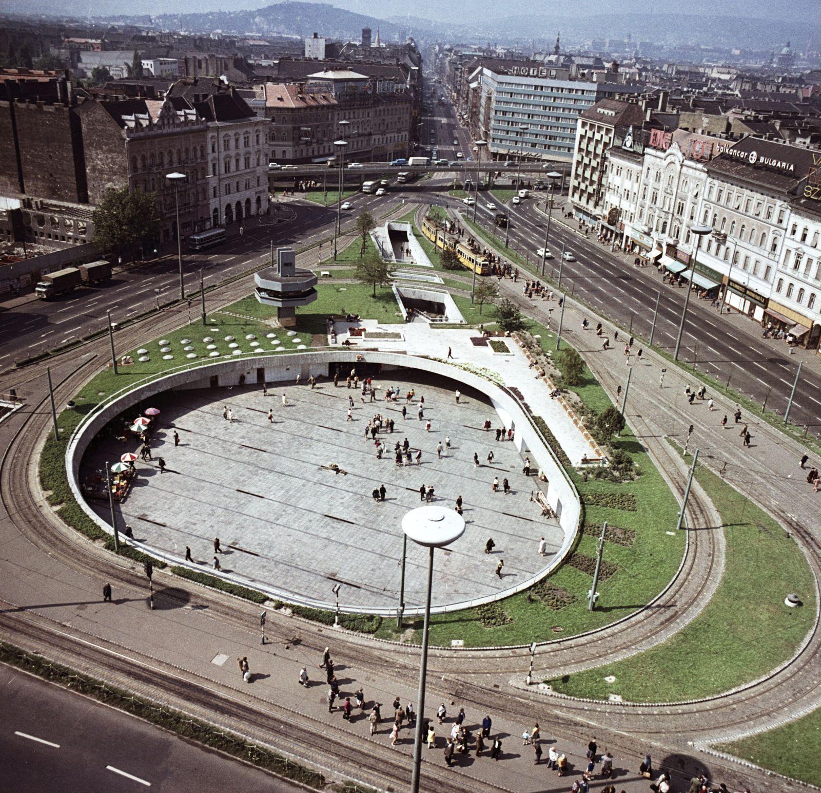 Hungary, Budapest VIII.,Budapest VII., kilátás a Keleti pályaudvar épületéről a Baross tér és a Rákóczi út felé., 1970, FŐMTERV, Budapest, street view, Fortepan #252849