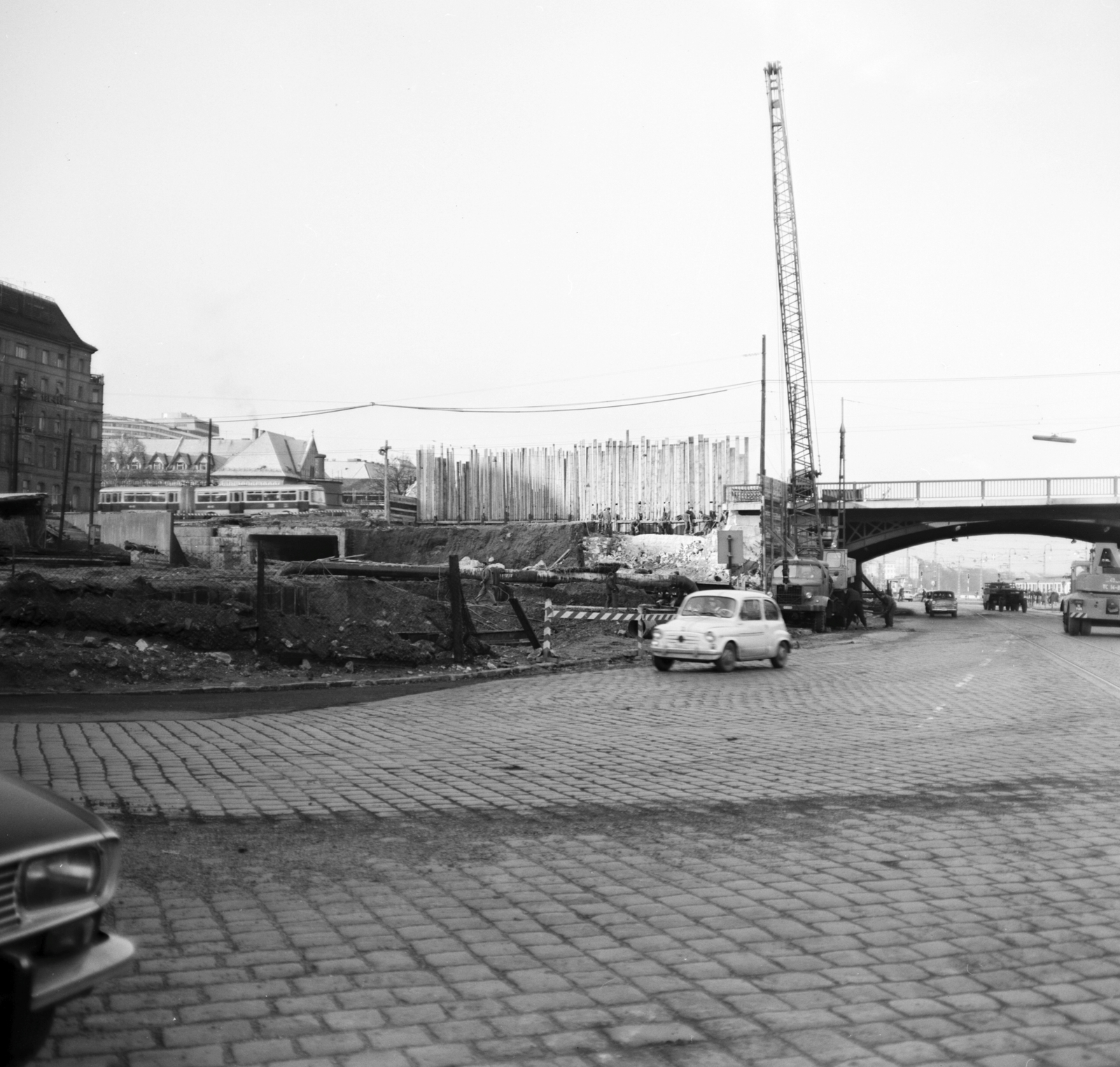 Hungary, Budapest II., Bem rakpart, szemben a Margit híd, budai hídfő megállóhely építése, a szentendrei HÉV Batthyány térre történő bevezetésekor., 1970, FŐMTERV, Budapest, Fiat-brand, Fortepan #252856