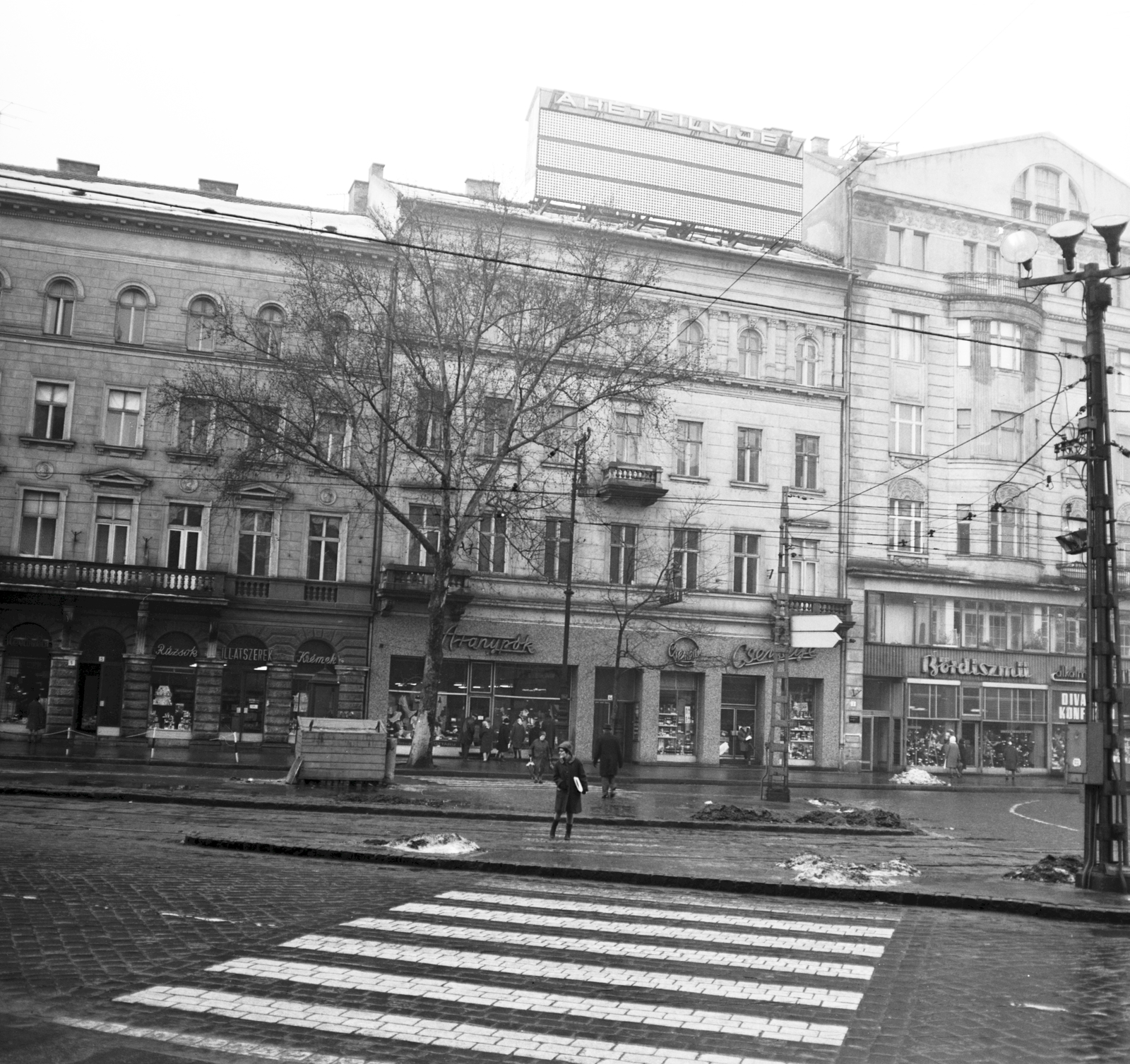 Hungary, Budapest V., Kálvin tér, szemben középen a 4. számú ház., 1971, FŐMTERV, Budapest, Csemege enterprise, street view, perfume store, leather goods, crosswalk, Fortepan #252865