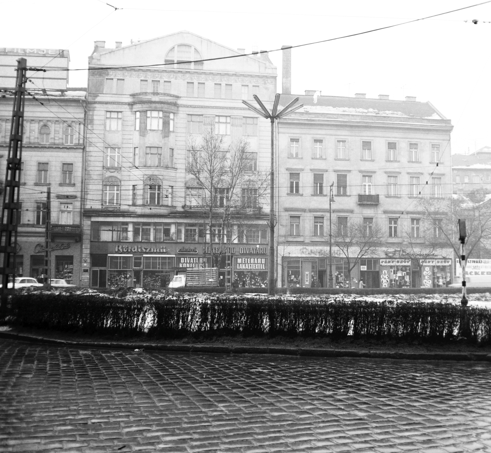 Magyarország, Budapest V.,Budapest IX., Kálvin tér, szemben középen a 3-as számú ház., 1971, FŐMTERV, Domonkos Endre, Budapest, utcakép, bőrdíszműves, Fortepan #252867