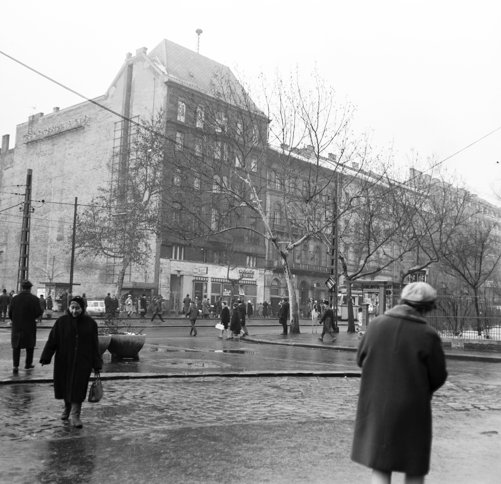 Hungary, Budapest V.,Budapest VIII., Kálvin tér, szemben a villamos a Múzeum körúti megállónál látható., 1971, FŐMTERV, Budapest, Fortepan #252868