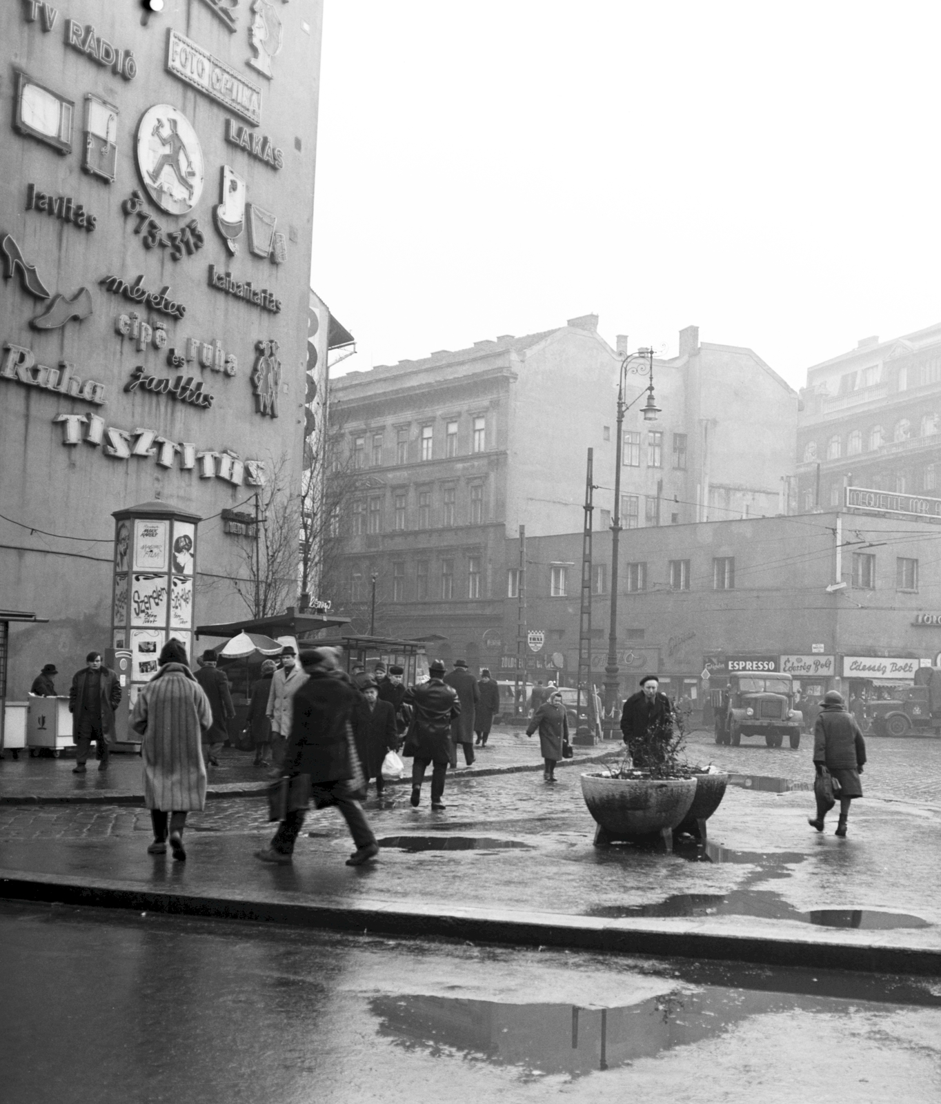 Magyarország, Budapest VIII., Kálvin tér, balra a Múzeum utca - Baross utca közötti épület tűzfala látható., 1971, FŐMTERV, Domonkos Endre, Budapest, Fortepan #252869