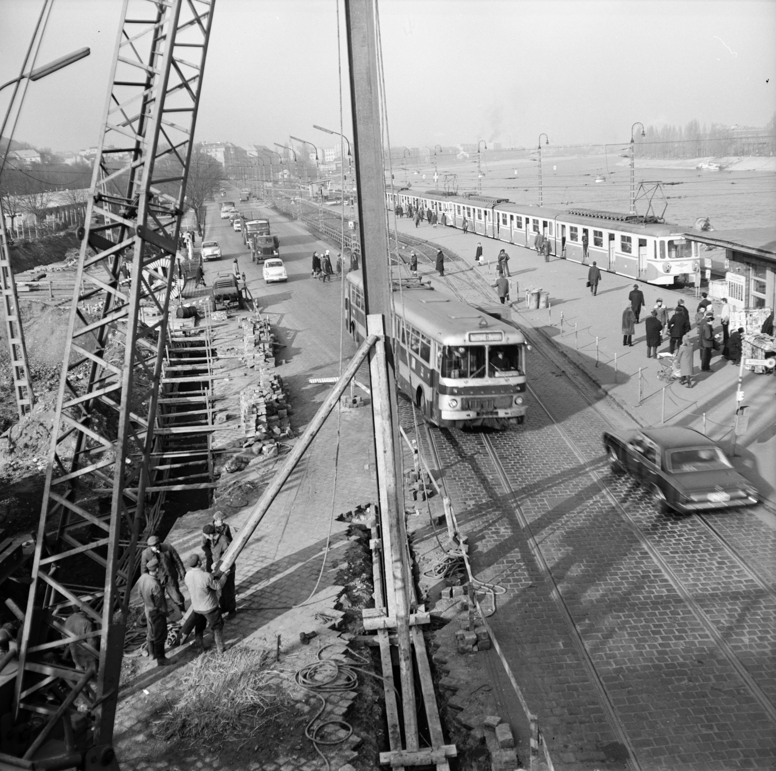 Hungary, Budapest II., az Árpád fejedelem útja a Margit híd budai hídfőjénél. A felvétel a szentendrei HÉV Batthyány térre történő bevezetésekor készült., 1971, FŐMTERV, Budapest, Fortepan #252882