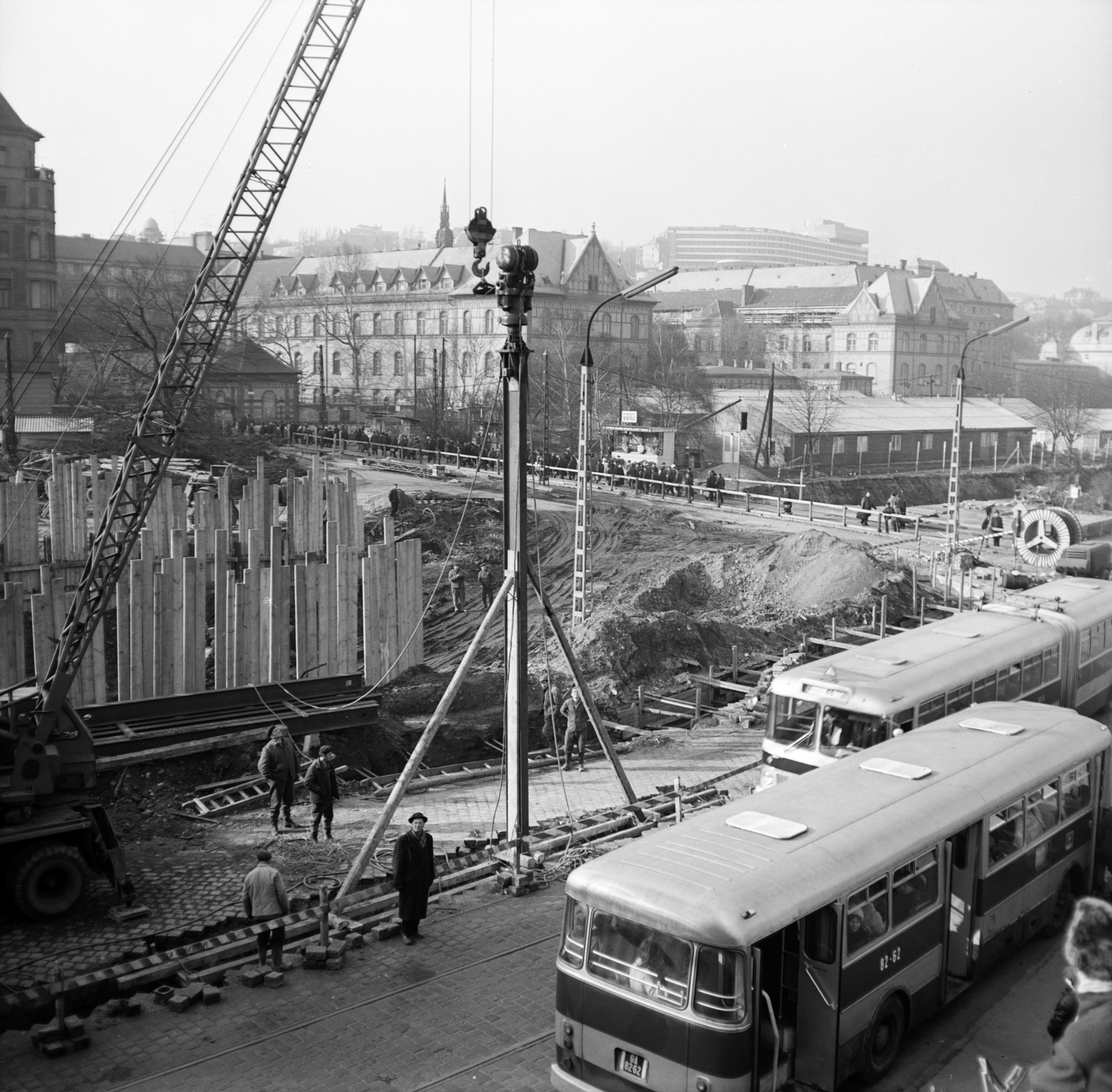 Hungary, Budapest II., az Árpád fejedelem útja és a mai Germanus Gyula park a Margit híd budai hídfőjénél a szentendrei HÉV a Batthyány térre vezető szakaszának építésekor, háttérben a Budai Irgalmasrendi Kórház (ORFI) épülete., 1971, FŐMTERV, Budapest, Fortepan #252883