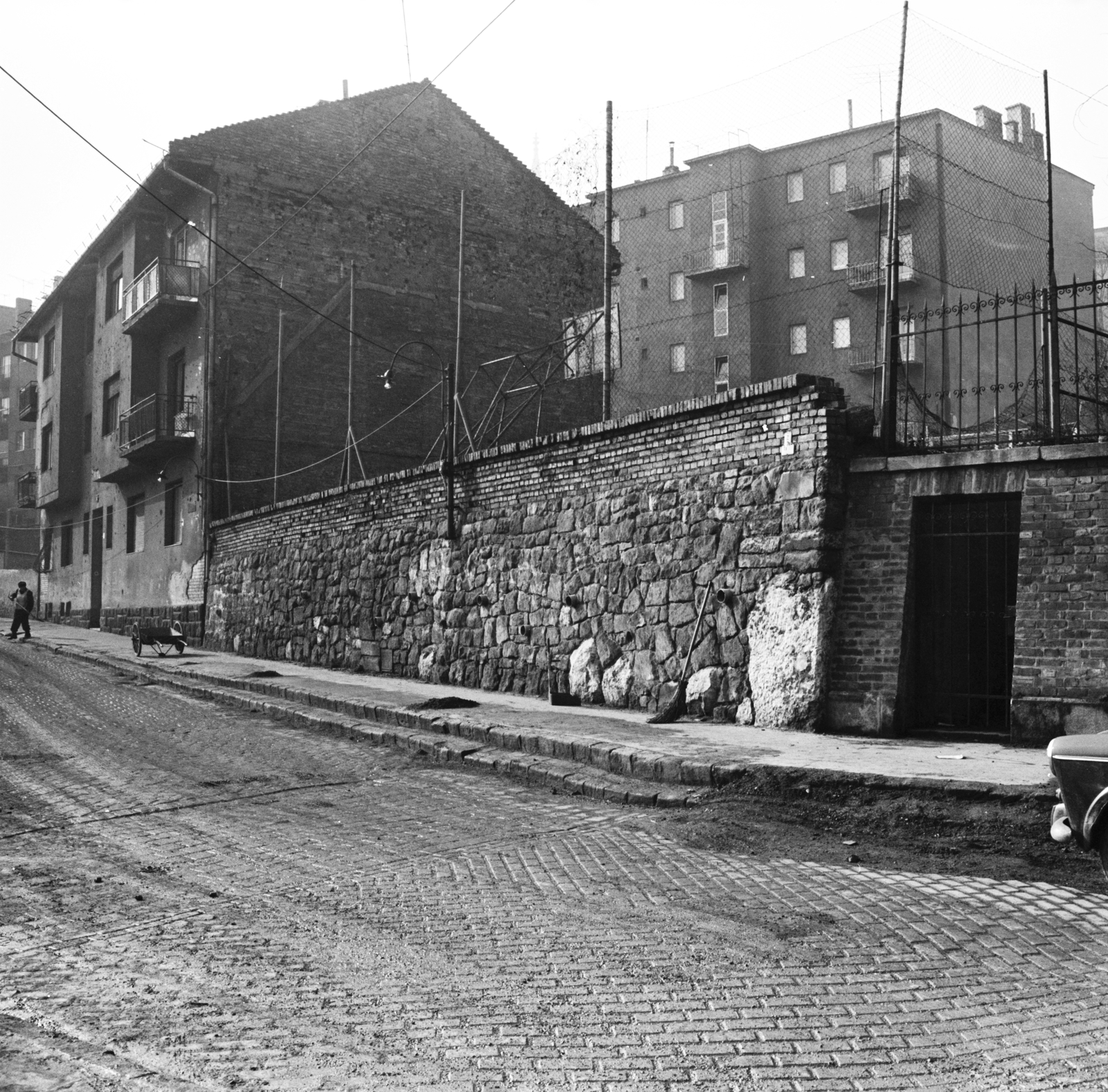 Hungary, Budapest I., Donáti utca, balra a 26. számú ház, jobbra a terméskő kerítés mögött a Toldy Ferenc Gimnázium sportpályája., 1971, FŐMTERV, Budapest, Fortepan #252889