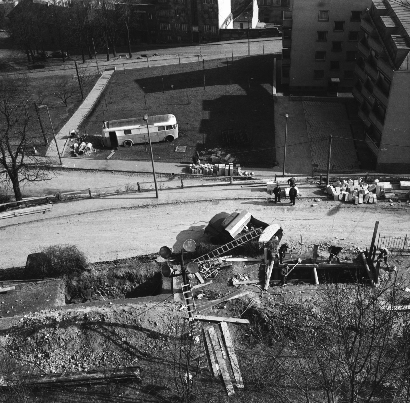 Magyarország, Budapest I., kilátás a Halászbástyáról a Hunyadi János úti támfalépítésre, balra a Szeder lépcső., 1971, FŐMTERV, Domonkos Endre, Budapest, Fortepan #252895