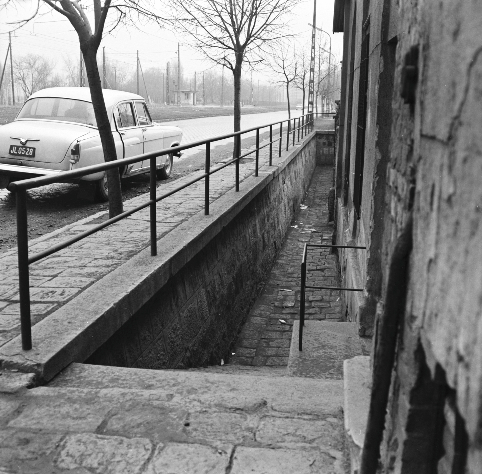 Hungary, Budapest III., a Volga taxi az Árpád fejedelem útja 96-os számú ház előtt áll. Balra a szentendrei HÉV vonala, az őrháznál a Tímár utcai megálló., 1971, FŐMTERV, Budapest, Fortepan #252898