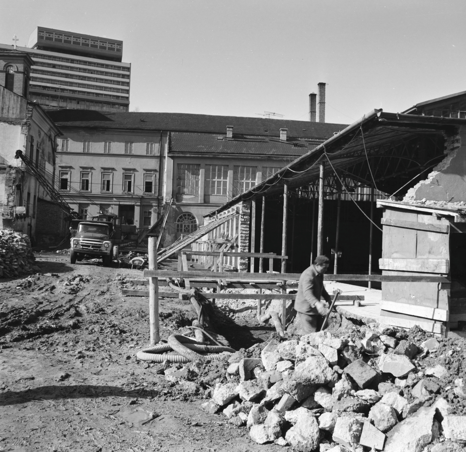 Hungary, Budapest II., Árpád fejedelem útja, a Császár uszoda fedett medencéjének bontása. Balra a Frankel Leó úti Szent István-kápolna tornya és az Országos Reuma és Fizioterápiás Intézet (ORFI), ma a Budai Irgalmasrendi Kórház igazgatósági épülete. Fent a SZOT szálló., 1971, FŐMTERV, Budapest, Fortepan #252902