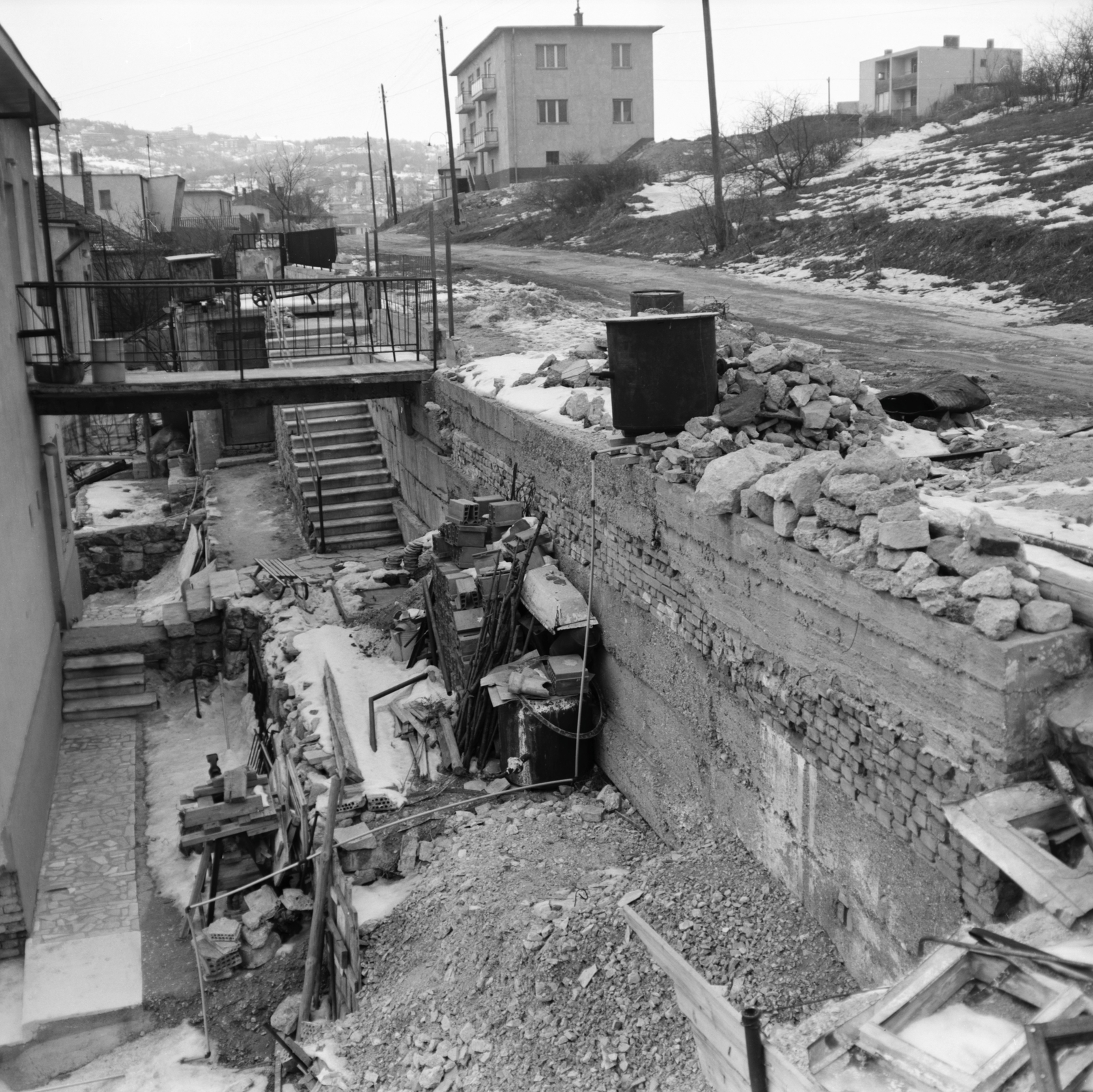 Hungary, Budapest XI., Hermánd utca a 25 számú ház felől az Antónia lépcső felé nézve, háttérben a 16. számú épület látható., 1971, FŐMTERV, Budapest, stairs, construction, Fortepan #252903