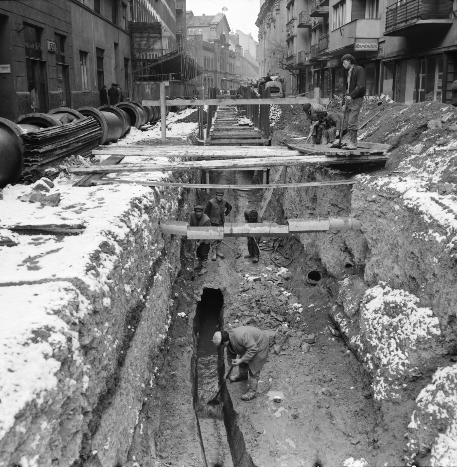 Hungary, Budapest I., a Fő utca Vám utca - Batthyány tér közötti szakasza, csatorna építés., 1971, FŐMTERV, Budapest, Fortepan #252904