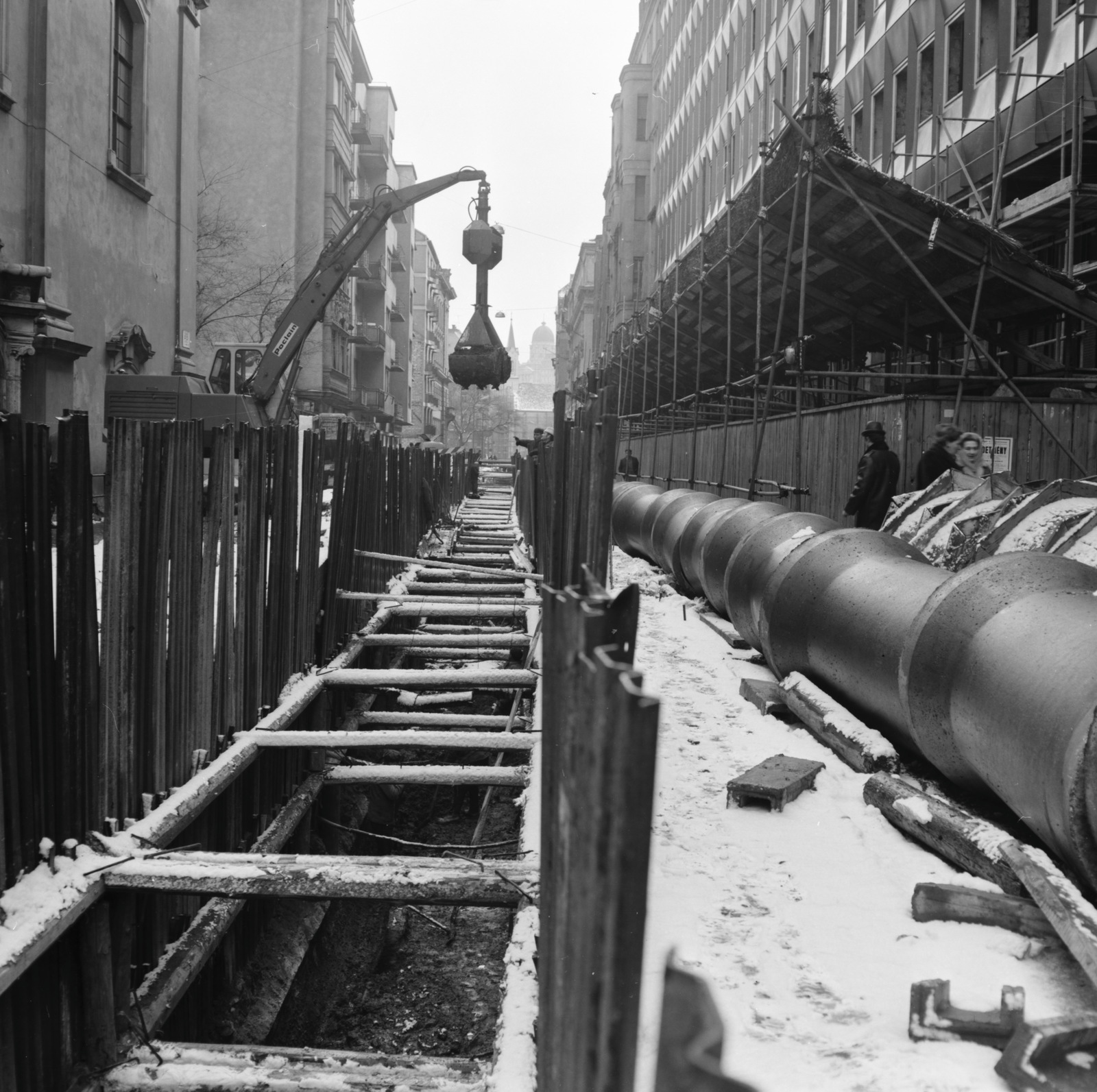 Hungary, Budapest I., a Fő utca Batthyány tér - Szilágyi Dezső tér közötti szakasz, csatorna építés. Balra a Szent Anna-templom., 1971, FŐMTERV, Budapest, Fortepan #252905