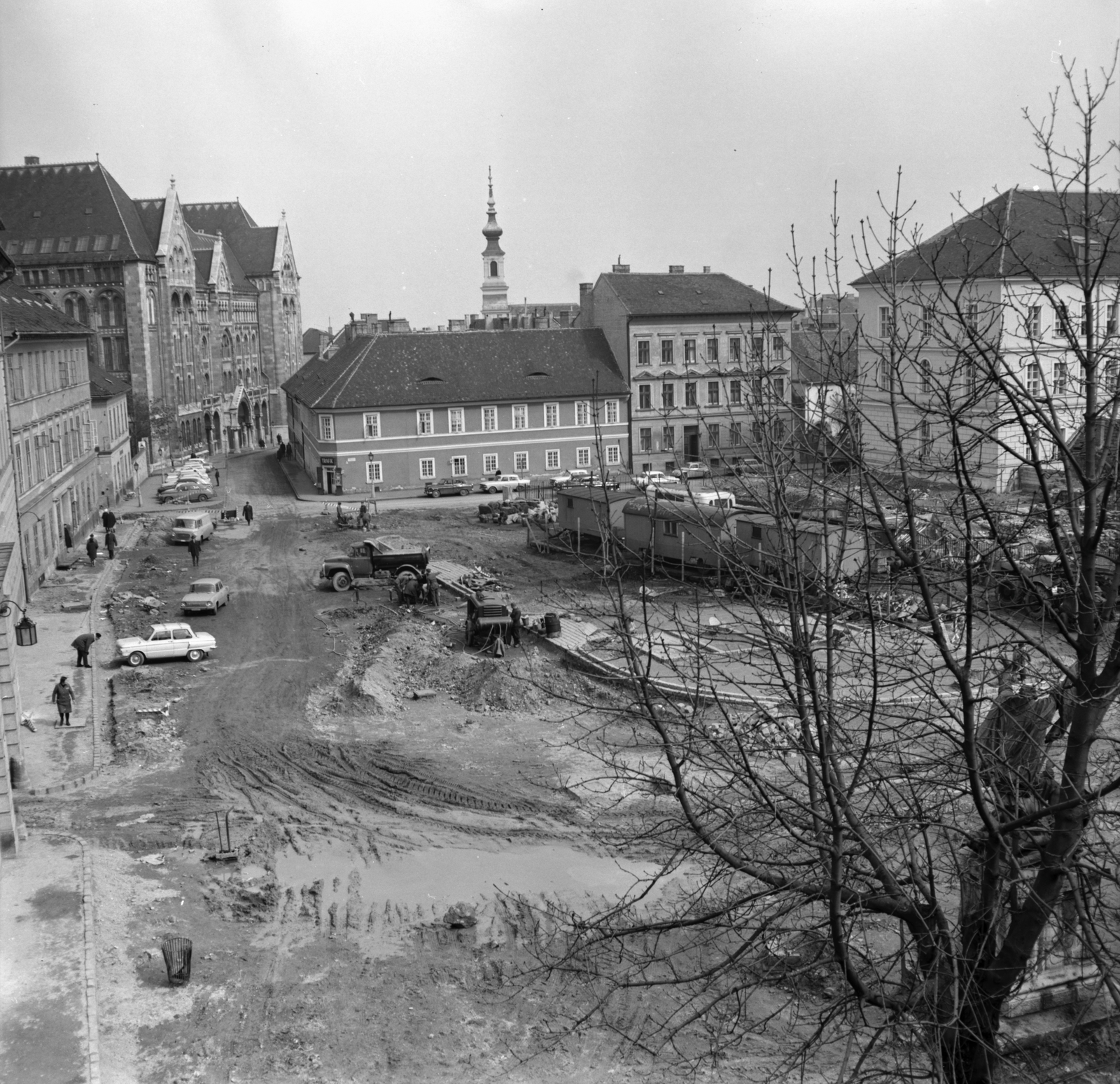 Hungary, Budapest I., kilátás a Hadtörténeti Múzeum épületéből Kapisztrán térre, szemben balra a Nándor (Petermann bíró) utca. Távolabb balra a Magyar Országos Levéltár épülete, jobbra a Budavári Evangélikus templom tornya látható., 1971, FŐMTERV, Budapest, Fortepan #252907