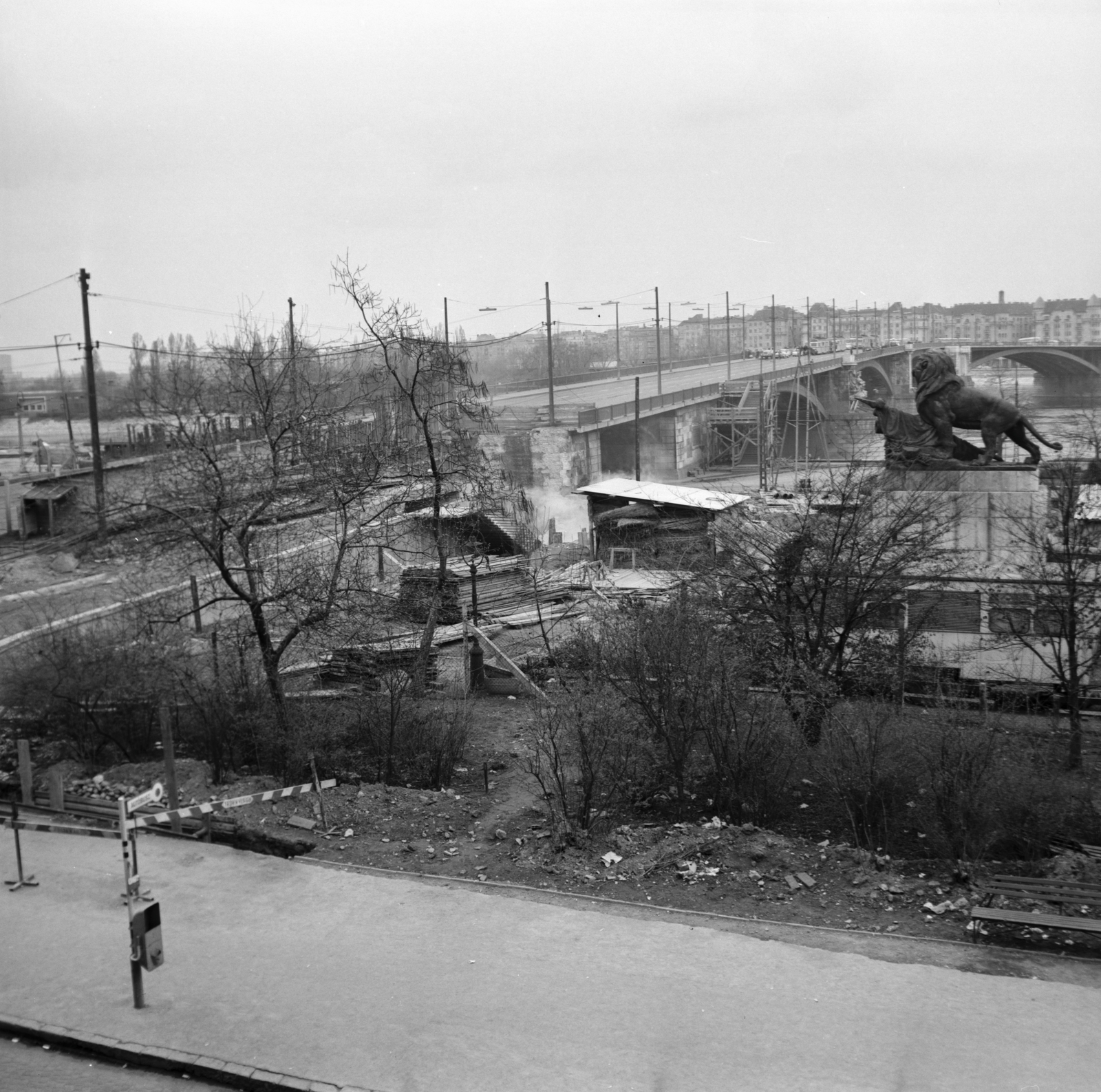 Hungary, Budapest II., a mai Gyóni Géza (ekkor névtelen) tér a Margit híd budai hídfőjénél. A felvétel a szentendrei HÉV Batthyány térre történő bevezetésekor készült. Jobbra a Przemyśl-erődnél elesett magyar katonák emlékére 1932-ben állított szobor látható., 1971, FŐMTERV, Budapest, Fortepan #252914