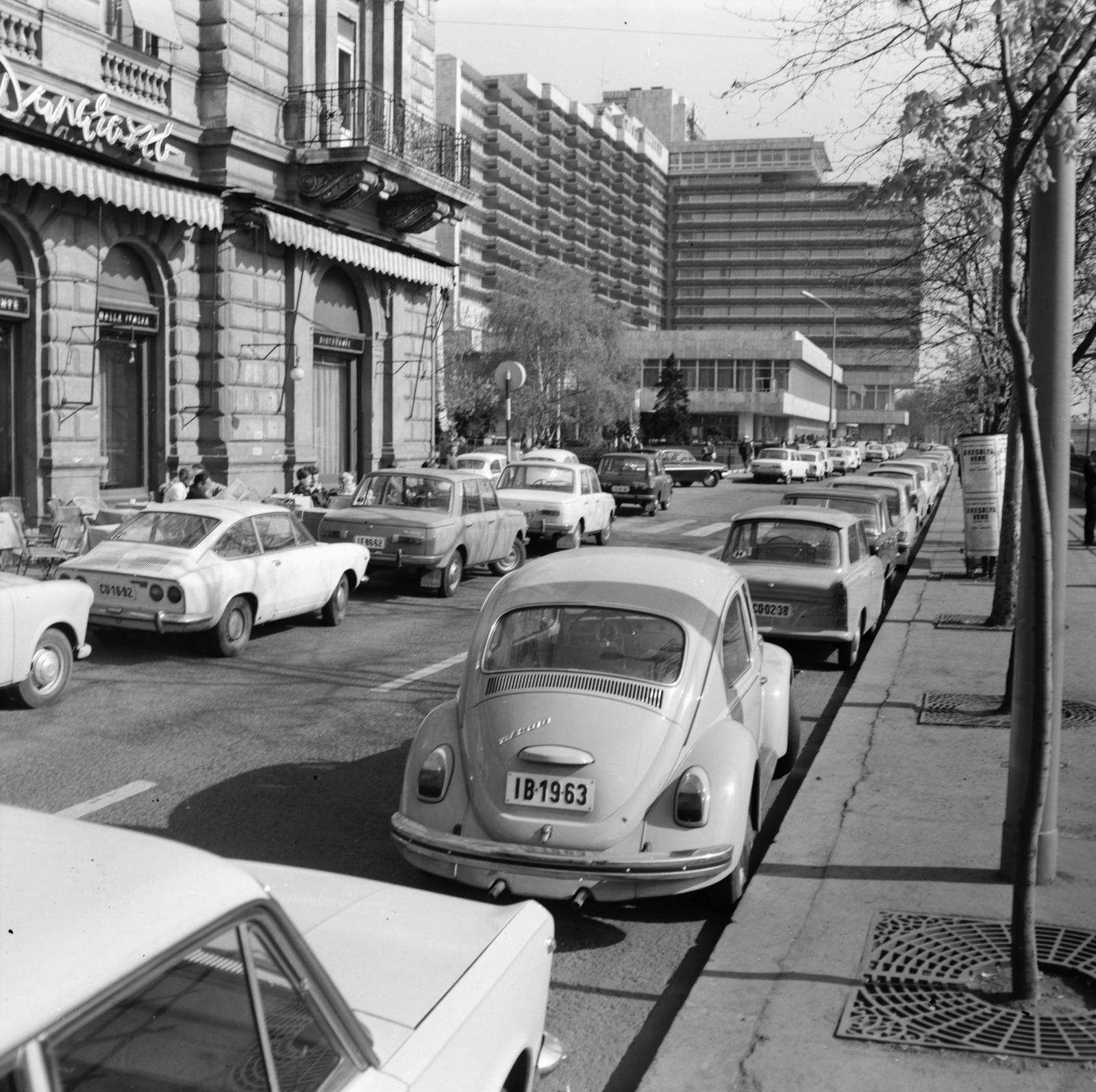 Magyarország, Budapest V., Dunakorzó, szemben a Hotel Duna Intercontinental., 1971, FŐMTERV, Domonkos Endre, rendszám, Budapest, Volkswagen-márka, Volkswagen Bogár, Fortepan #252918