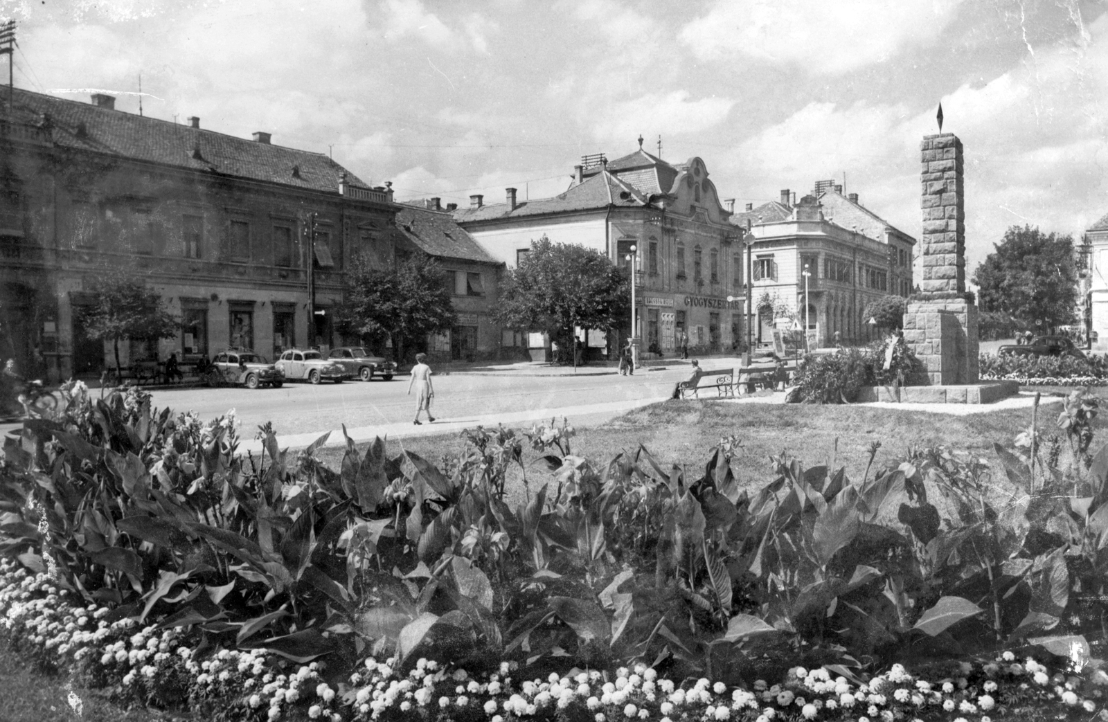 Magyarország,Balaton, Keszthely, Fő tér., 1958, Fortepan, Skoda-márka, virág, GAZ M20 Pobjeda, Fortepan #25292