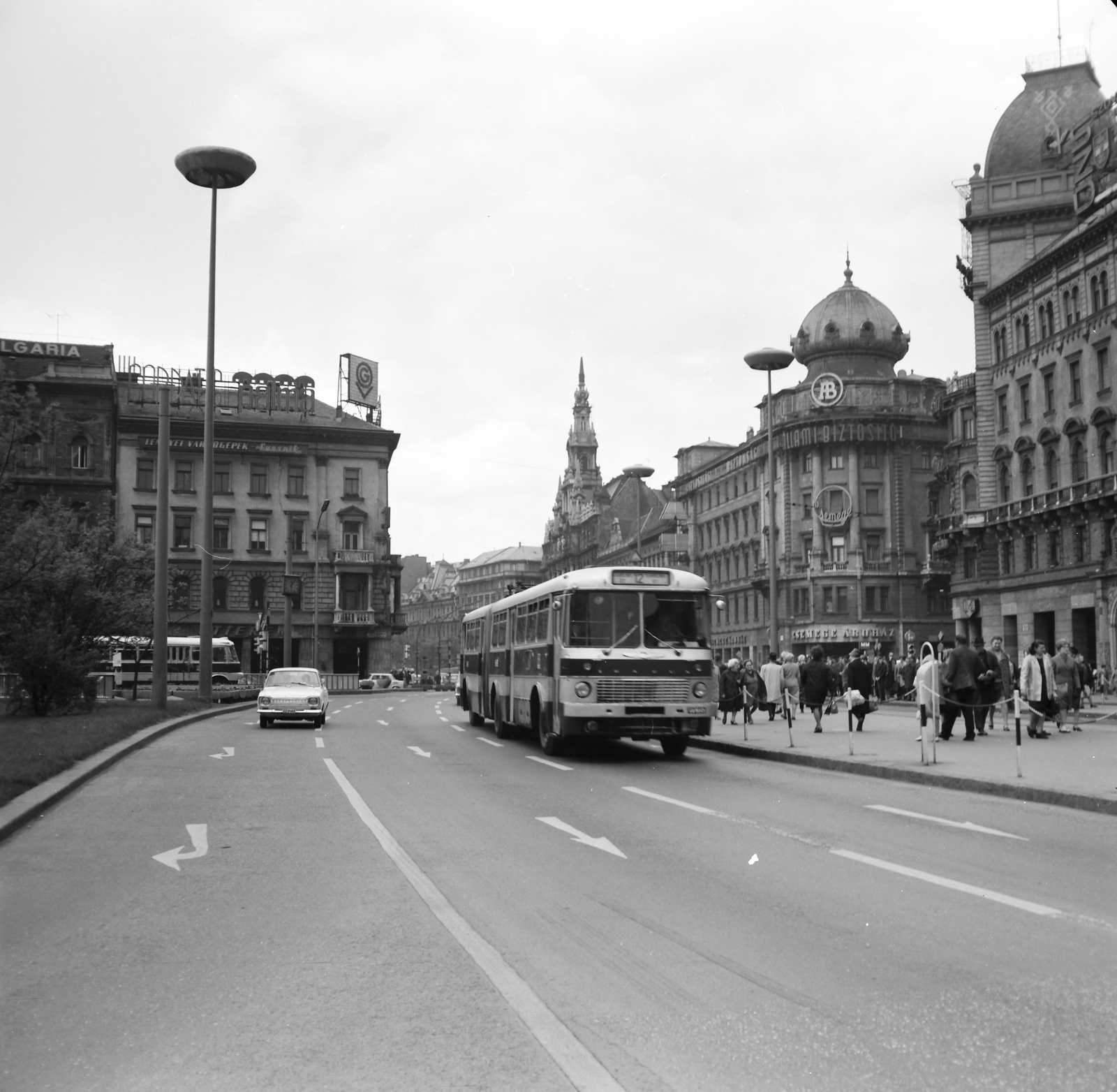 Hungary, Budapest VIII., József körút a Blaha Lujza térnél. Balra a Rákóczi út - Erzsébet (Lenin) körút sarán az EMKE ház.Távolabb a New York palota tornya látható., 1971, FŐMTERV, Budapest, Fortepan #252924