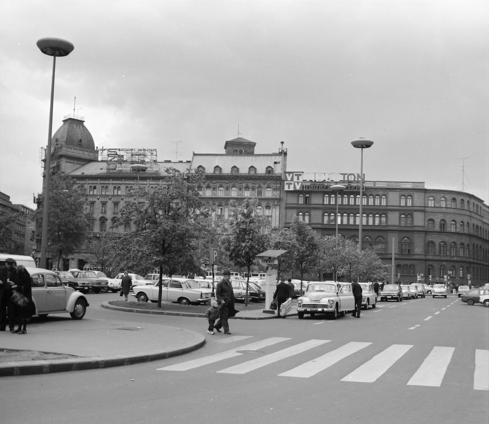 Hungary, Budapest VIII., Blaha Lujza tér, szemben a József körút Rákóczi út Népszínház utca közötti épületsora látható., 1971, FŐMTERV, Budapest, Fortepan #252925