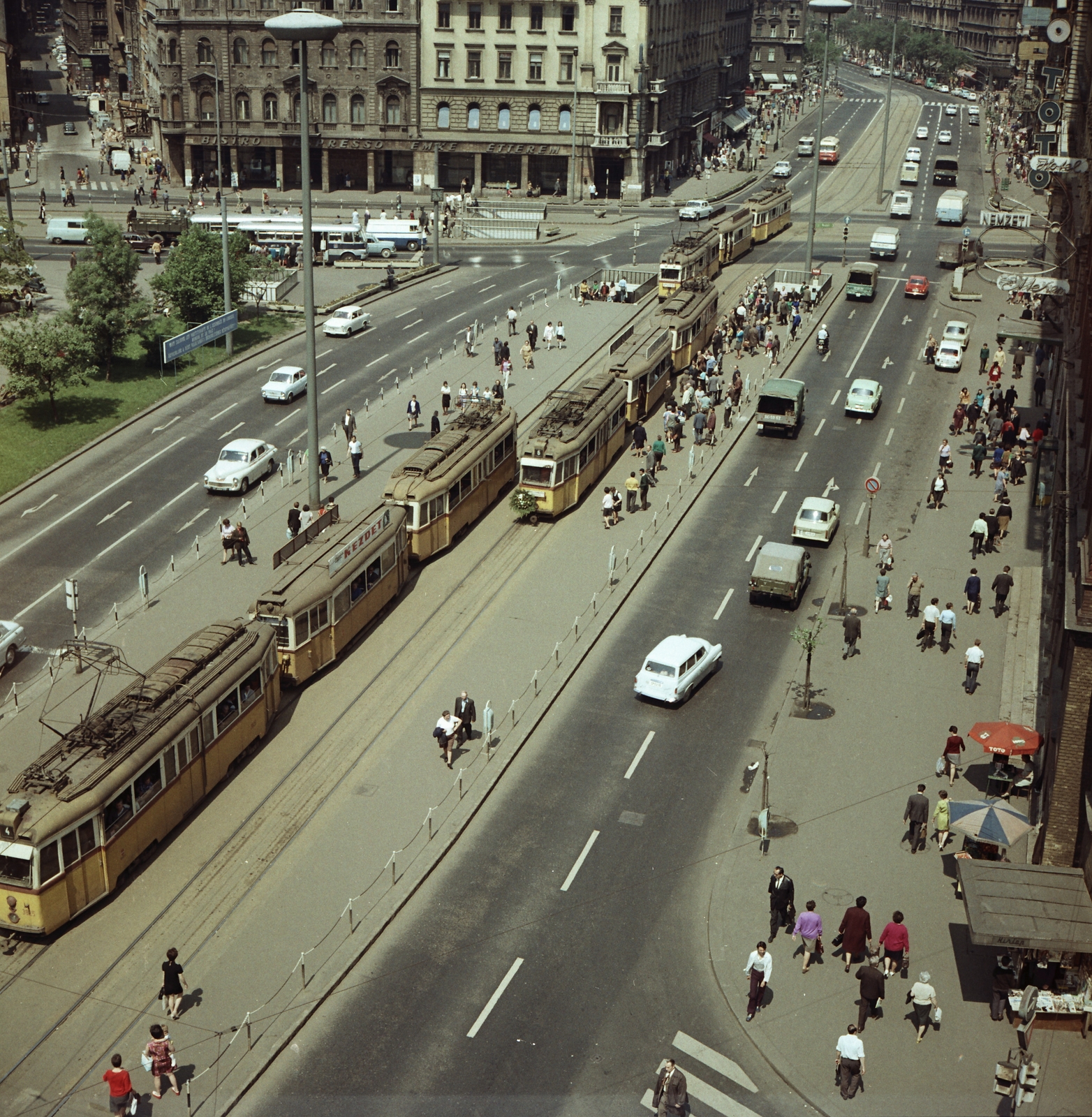 Hungary, Budapest VIII., kilátás a Népszínház utca sarkán álló házból a József körútra és a Blaha Lujza térre. Szemben a Rákóczi út Akácfa utca - Erzsébet (Lenin) körút közötti szakasza látszik., 1971, FŐMTERV, Budapest, Fortepan #252929