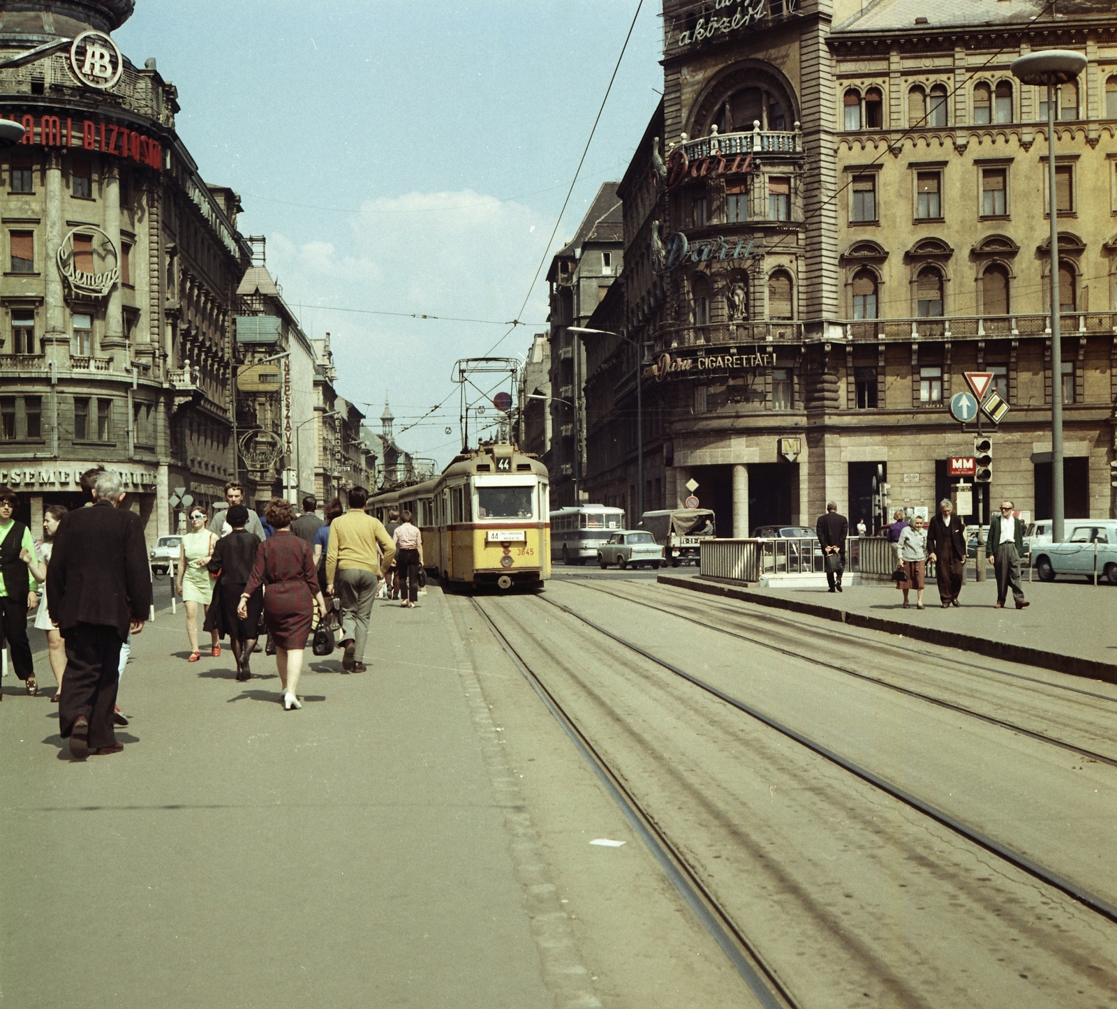 Hungary, Budapest VII.,Budapest VIII., Blaha Lujza tér, villamosmegálló a Nagykörúti kereszteződésnél. Szemben a Rákóczi út Keleti pályaudvar felé vezető szakasza látszik., 1971, FŐMTERV, Budapest, Fortepan #252932