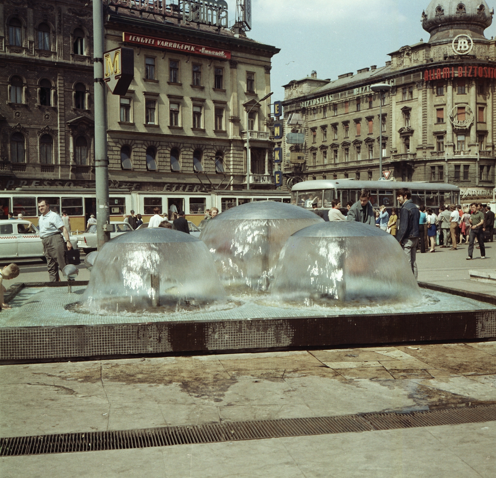 Hungary, Budapest VIII., Blaha Lujza tér, a villamos mögött a Rákóczi út - Erzsébet (Lenin) körút sarkán az EMKE ház., 1971, FŐMTERV, Budapest, Fortepan #252933