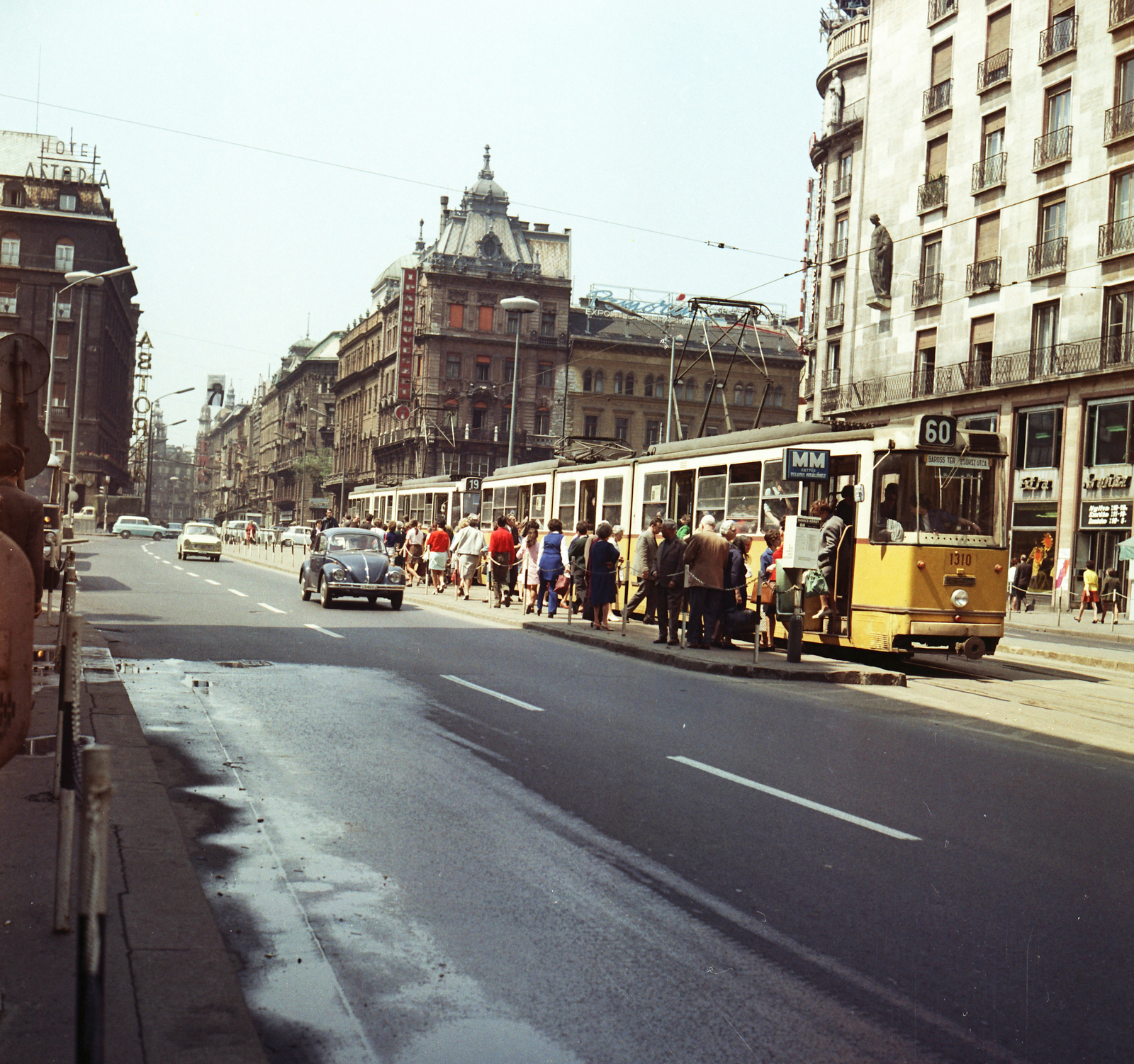 Hungary, Budapest VIII., Rákóczi út, villamosmegálló az Astoria kereszteződésnél, szemben a Kossuth Lajos utca, jobbra a Rákóczi út - Károly (Tanács) körút sarkon az MTA lakóház., 1971, FŐMTERV, Budapest, Fortepan #252938