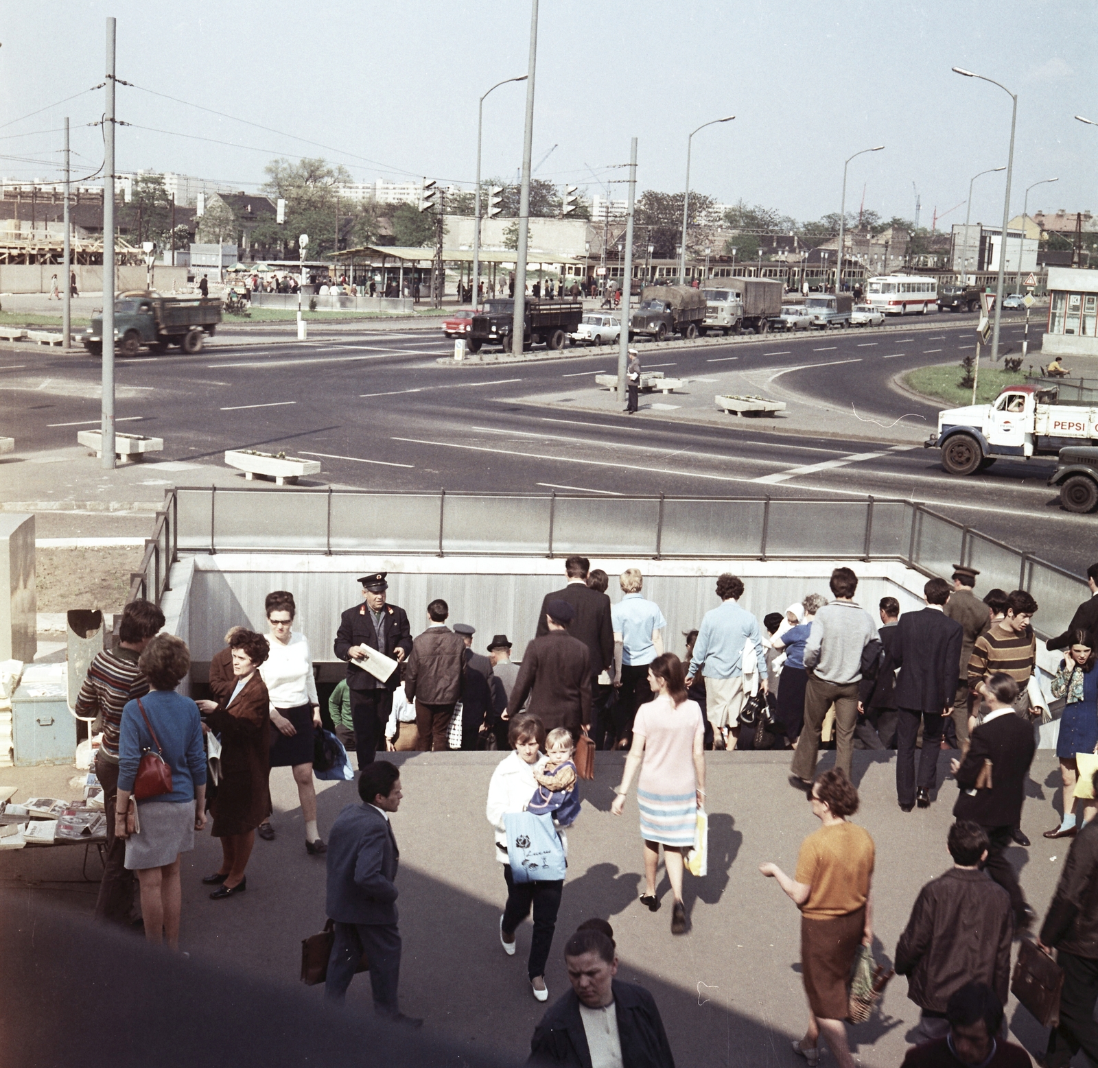 Hungary, Budapest X.,Budapest XIV., Örs vezér tere, szemben a Kerepesi út és a gödöllői HÉV végállomása, jobbra a Fehér út., 1971, FŐMTERV, Budapest, striped dress, colorful, Ikarus-brand, newsstand, Pepsi-brand, commuter train, underpass, Fortepan #252943